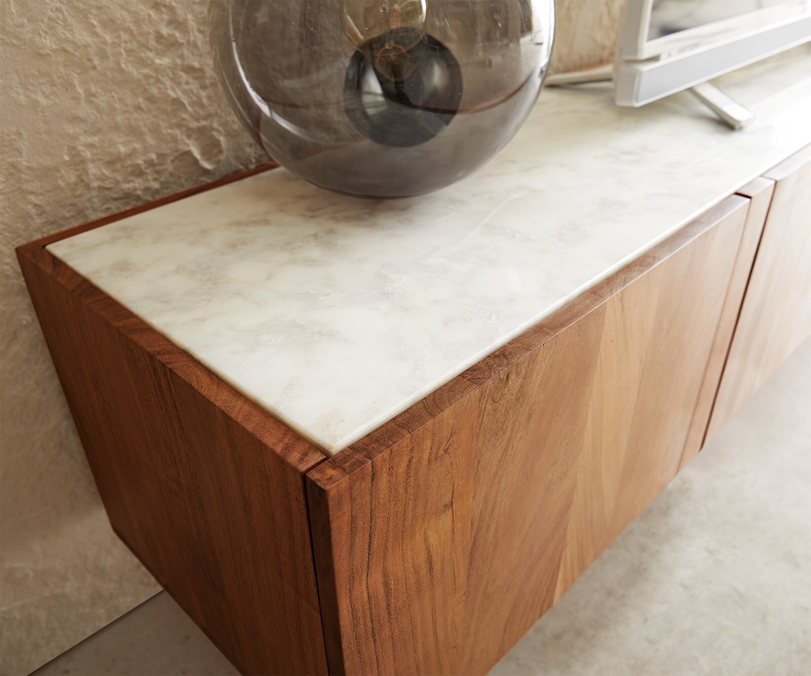 Meuble-TV Secara 220 cm acacia naturel 4 portes marbre flottant 3