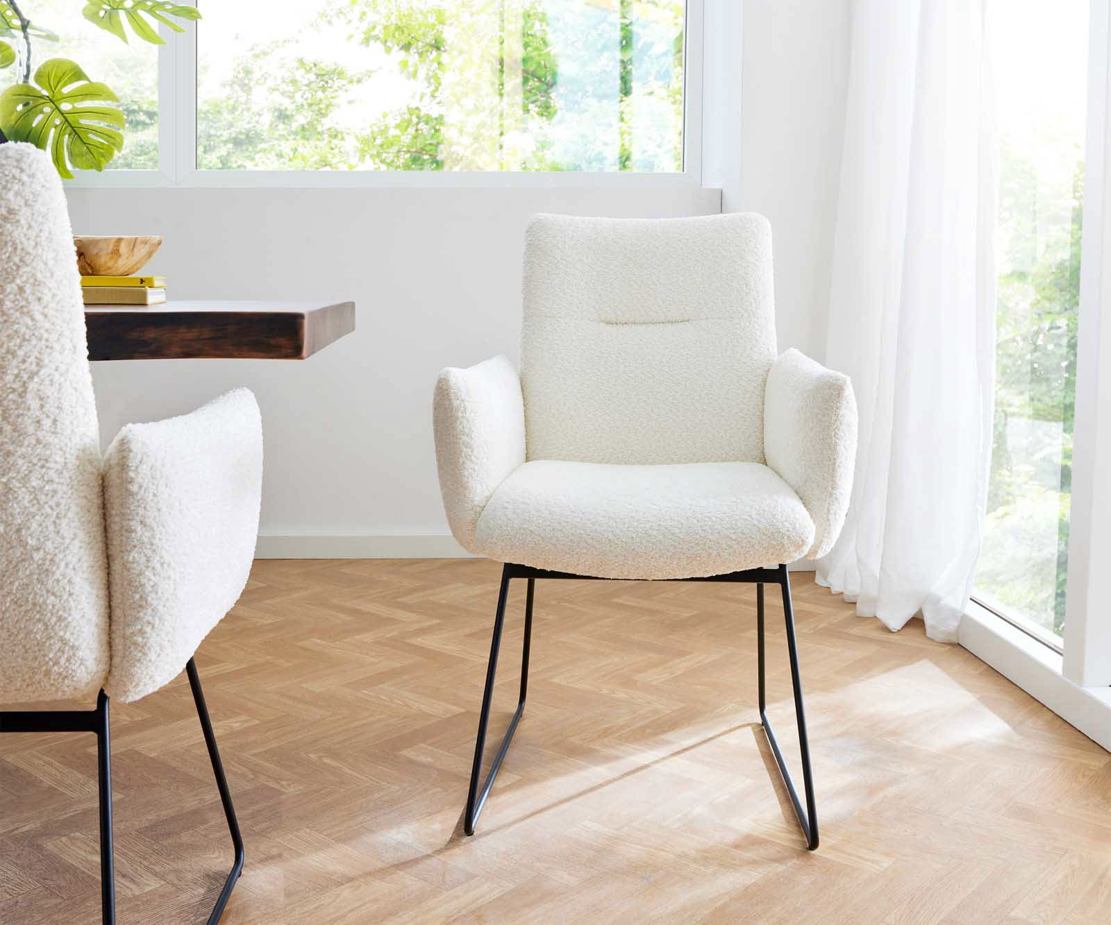 Chaise-de-salle-à-manger Jova-Flex avec accoudoirs bouclé blanc pied trapèze noir ressorts ensachés 1 Chaise-de-salle-à-manger Jova-Flex avec accoudoirs bouclé blanc pied trapèze noir ressorts ensachés 1