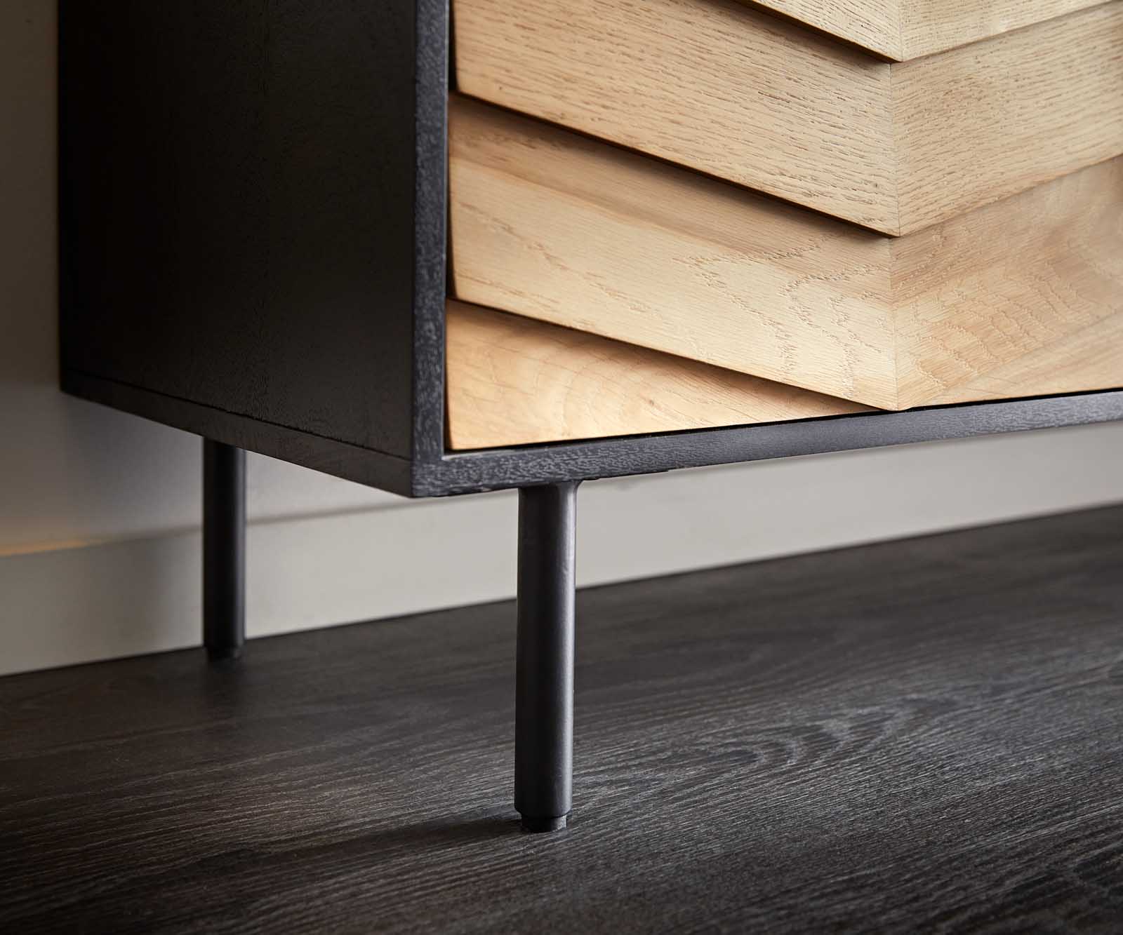 Meuble-TV Muvi 200 cm chêne naturel manguier noir métal noir 2 portes 2 compartiments 6