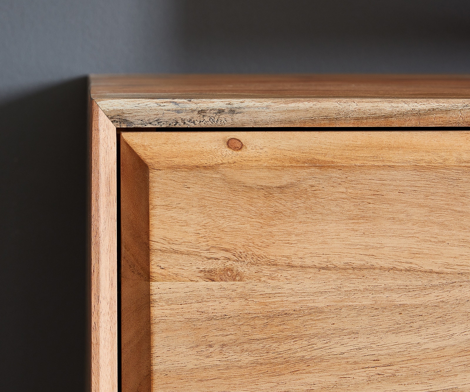 Meuble-TV Shari 160 cm acacia naturel 2 portes 1 tiroir 1 compartiment pied équerre métal noir 3 Meuble-TV Shari 160 cm acacia naturel 2 portes 1 tiroir 1 compartiment pied équerre métal noir 3