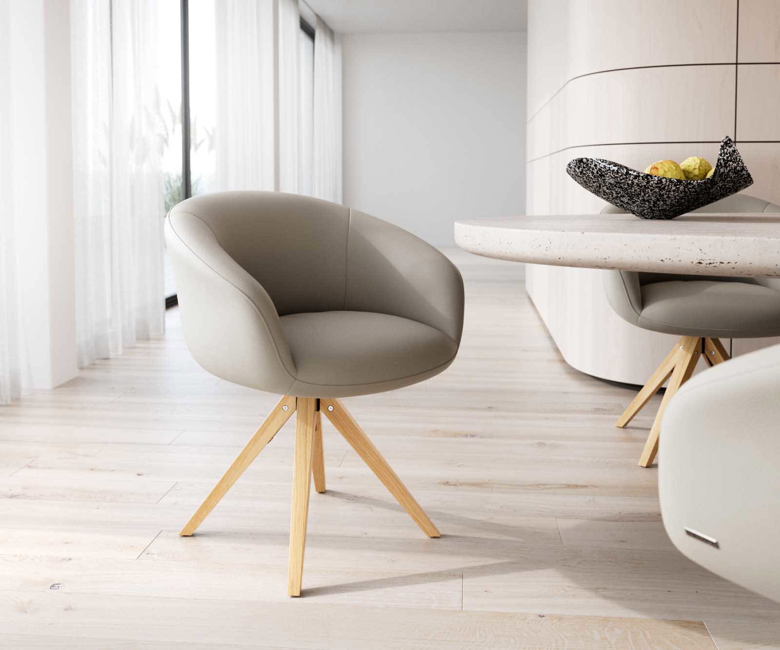 Chaise-pivotante Vinka-Flex avec accoudoirs cuir de vache couleur boue pied en bois angulaire naturel pivotement sur 180° ressorts ensachés Chaise-pivotante Vinka-Flex avec accoudoirs cuir de vache couleur boue pied en bois angulaire naturel pivotement sur 180° ressorts ensachés