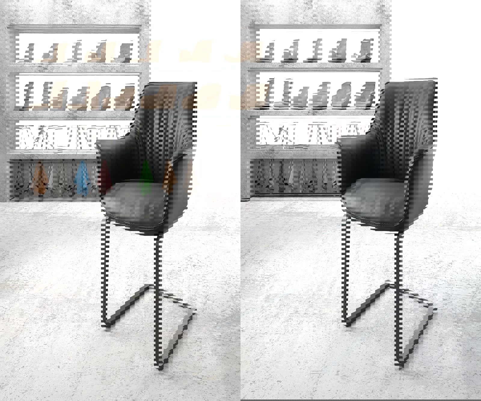 Cantilever Keila-Flex avec accoudoirs cuir de vache noir pied cantilever plat noir Cantilever Keila-Flex avec accoudoirs cuir de vache noir pied cantilever plat noir