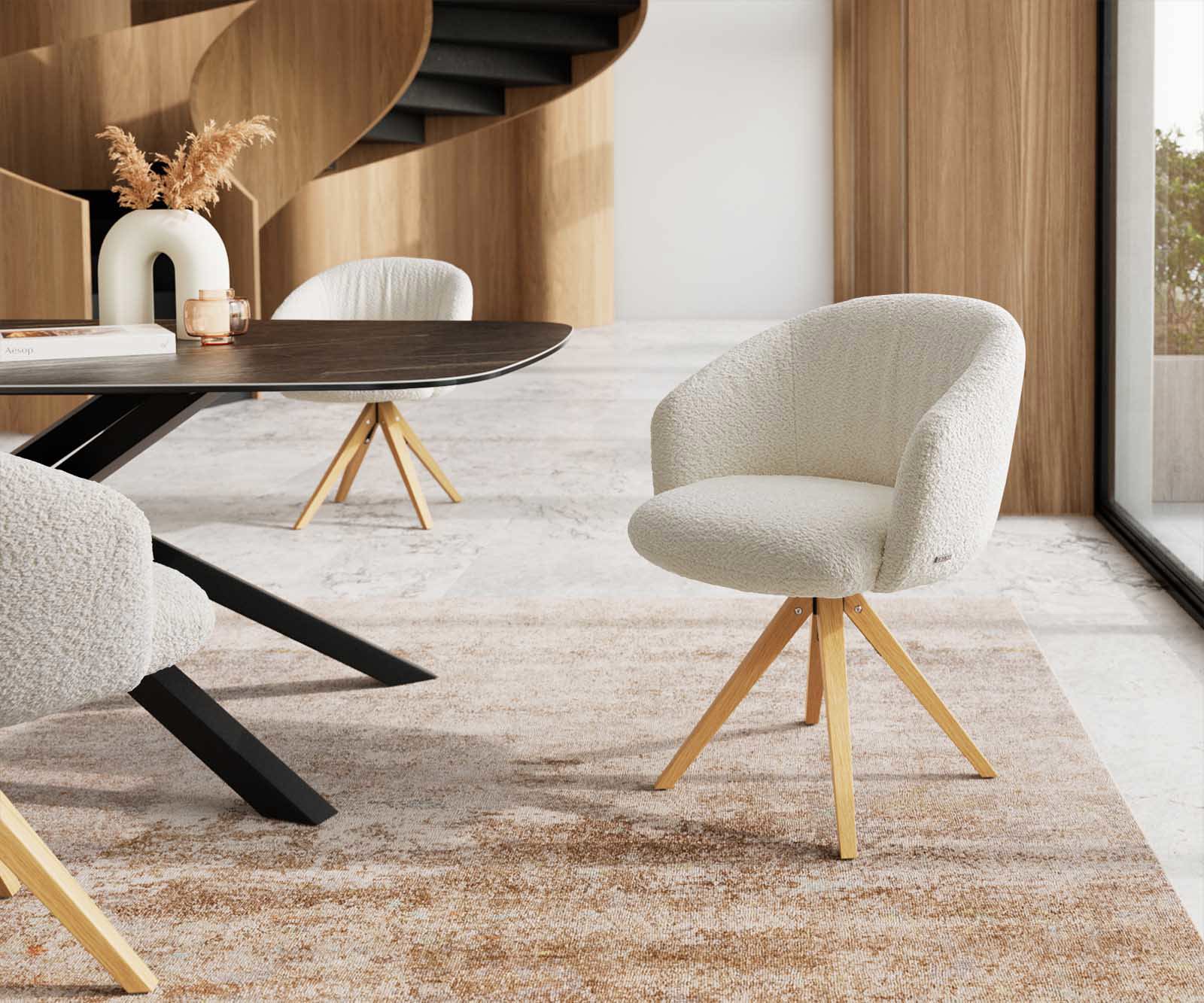 Chaise-pivotante Caja-Flex avec accoudoirs bouclé blanc pied en bois angulaire naturel pivotement sur 180° ressorts ensachés
