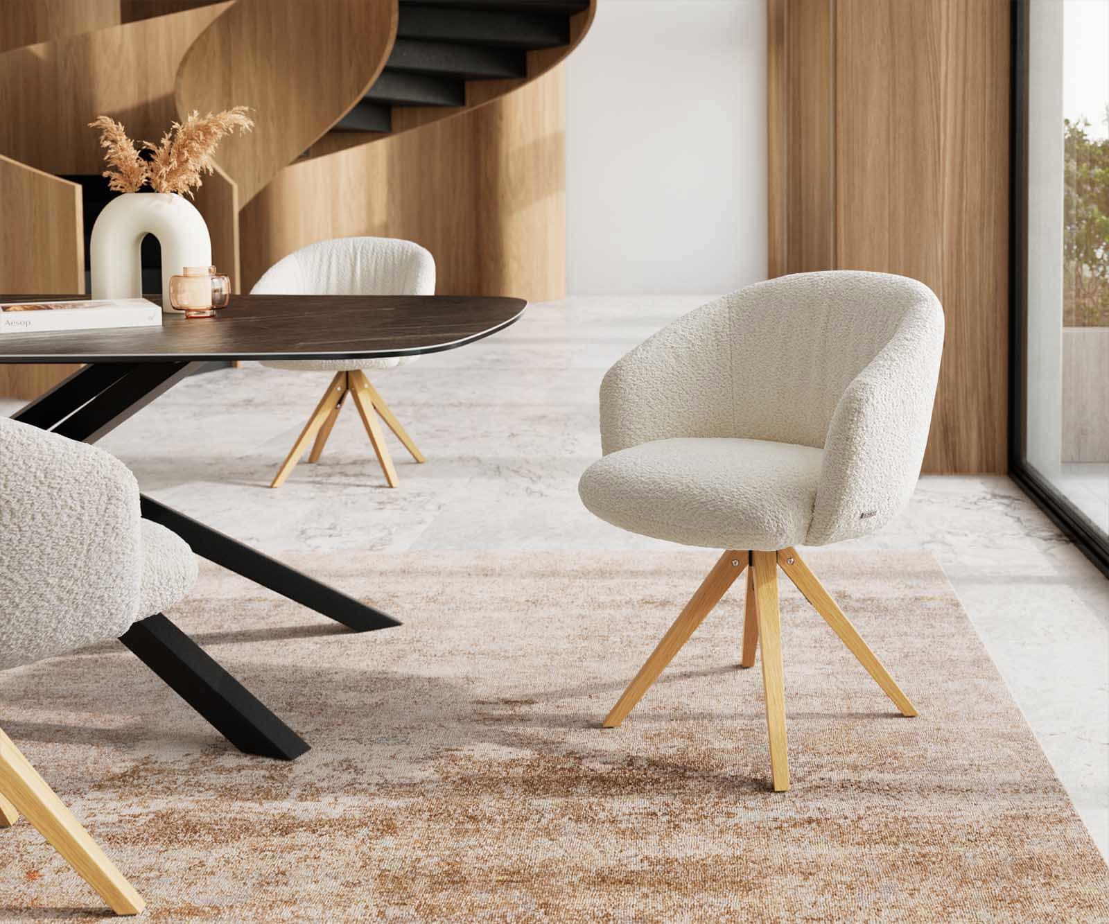 Chaise-pivotante Caja-Flex avec accoudoirs bouclé blanc pied en bois angulaire naturel pivotement sur 180° ressorts ensachés Chaise-pivotante Caja-Flex avec accoudoirs bouclé blanc pied en bois angulaire naturel pivotement sur 180° ressorts ensachés