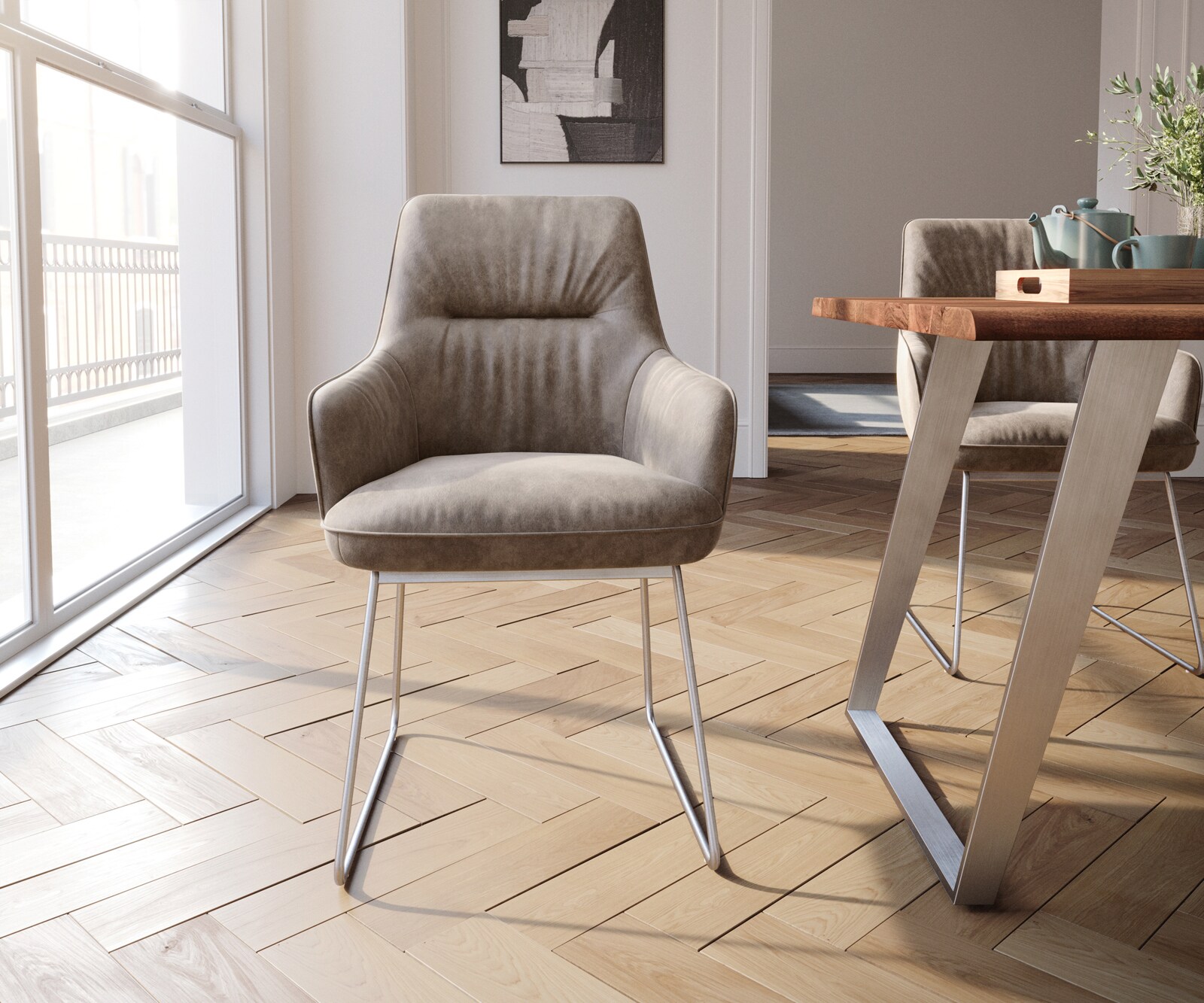 Chaise-de-salle-à-manger Zelia-Flex avec accoudoirs microvelours taupe vintage pied trapèze acier inoxydable brossé ressorts ensachés 1