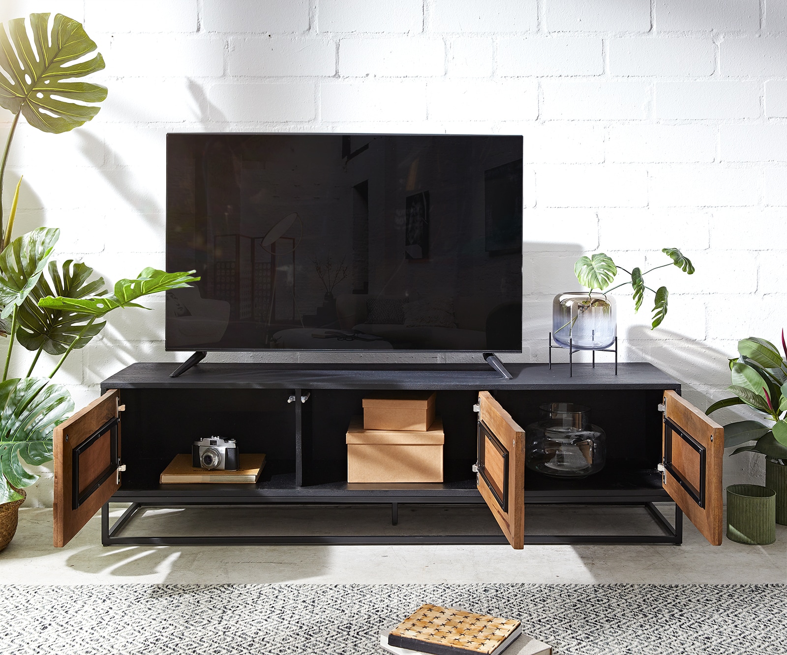 Meuble-TV Famke 145 cm manguier teck 3 portes 3 Meuble-TV Famke 145 cm manguier teck 3 portes 3
