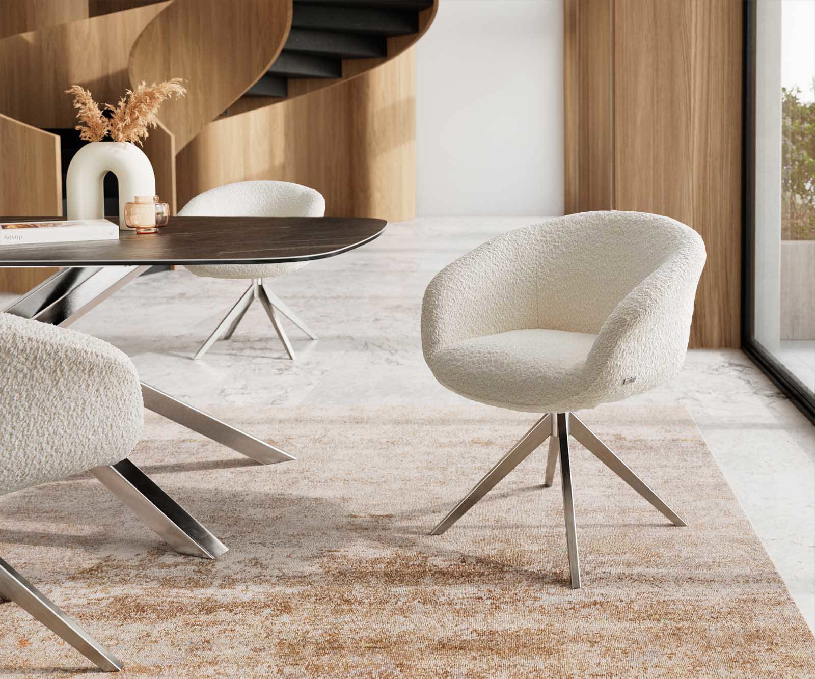 Chaise-pivotante Vinka-Flex avec accoudoirs bouclé blanc pied croisé large acier inoxydable brossé pivotement sur 360° ressorts ensachés