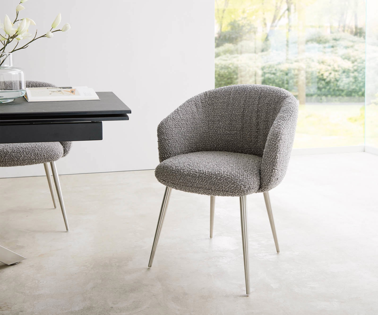 Chaise-de-salle-à-manger Caja-Flex avec accoudoirs bouclé gris argenté 4 pieds coniques acier inoxydable brossé ressorts ensachés Chaise-de-salle-à-manger Caja-Flex avec accoudoirs bouclé gris argenté 4 pieds coniques acier inoxydable brossé ressorts ensachés