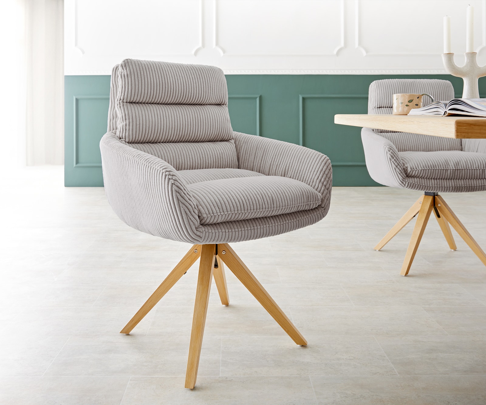 Chaise-de-salle-à-manger Abelia-Flex avec accoudoirs côtelé gris argenté pied en bois angulaire naturel Chaise-de-salle-à-manger Abelia-Flex avec accoudoirs côtelé gris argenté pied en bois angulaire naturel