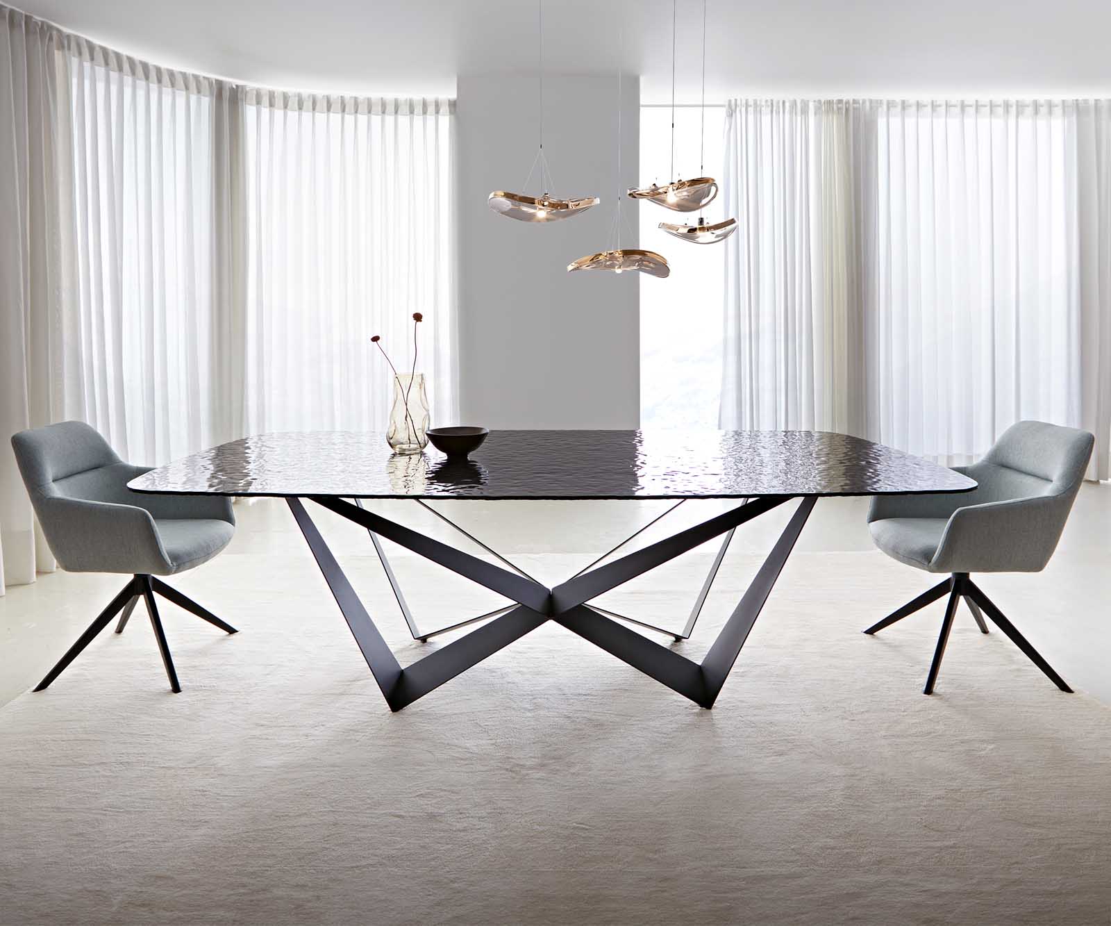 Table à manger Edge en forme de bateau 240x120 verre fondu noir fumé relief en 3D Spider acier plat noir 3