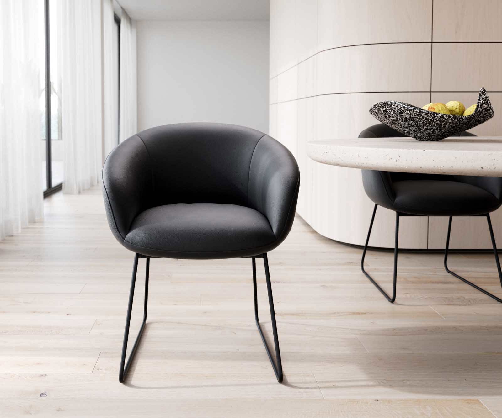 Chaise-de-salle-à-manger Vinka-Flex avec accoudoirs cuir de vache noir pied trapèze noir ressorts ensachés 1 Chaise-de-salle-à-manger Vinka-Flex avec accoudoirs cuir de vache noir pied trapèze noir ressorts ensachés 1