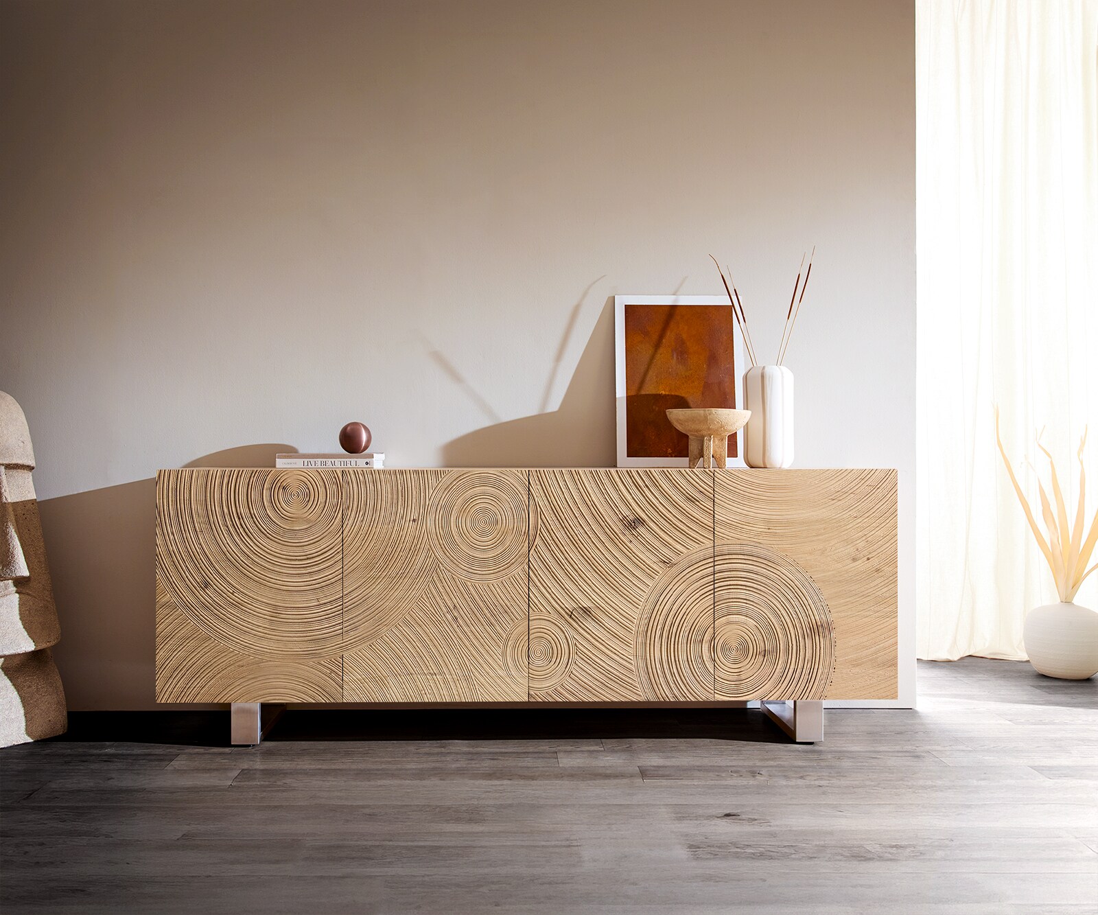 Buffet Ashara 200 cm chêne naturel effet 3D 4 portes patins en acier inoxydable brossé
