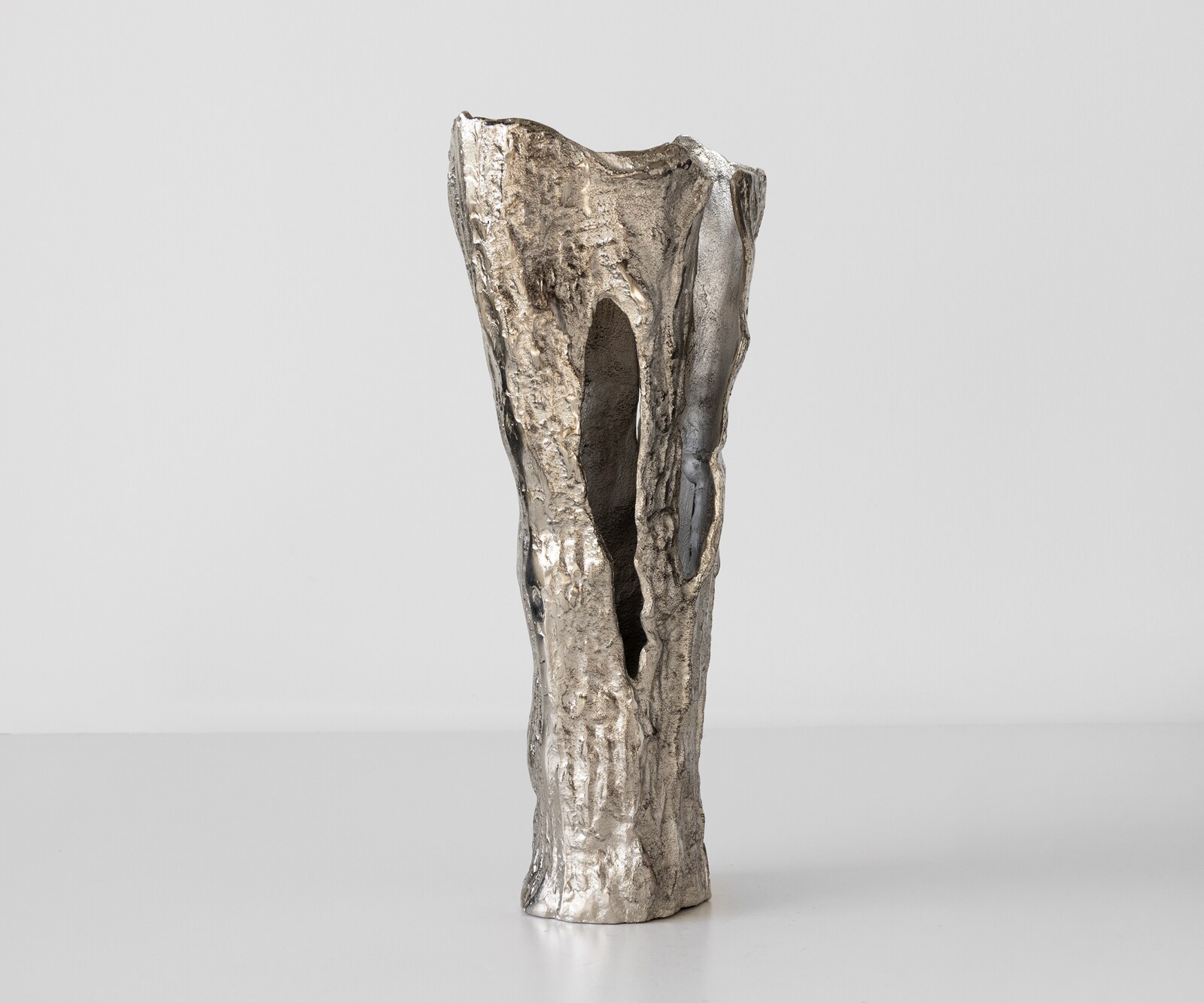 Vase Cortana l31 x P22 x H63 cm Aluminium Platin Fait main 1