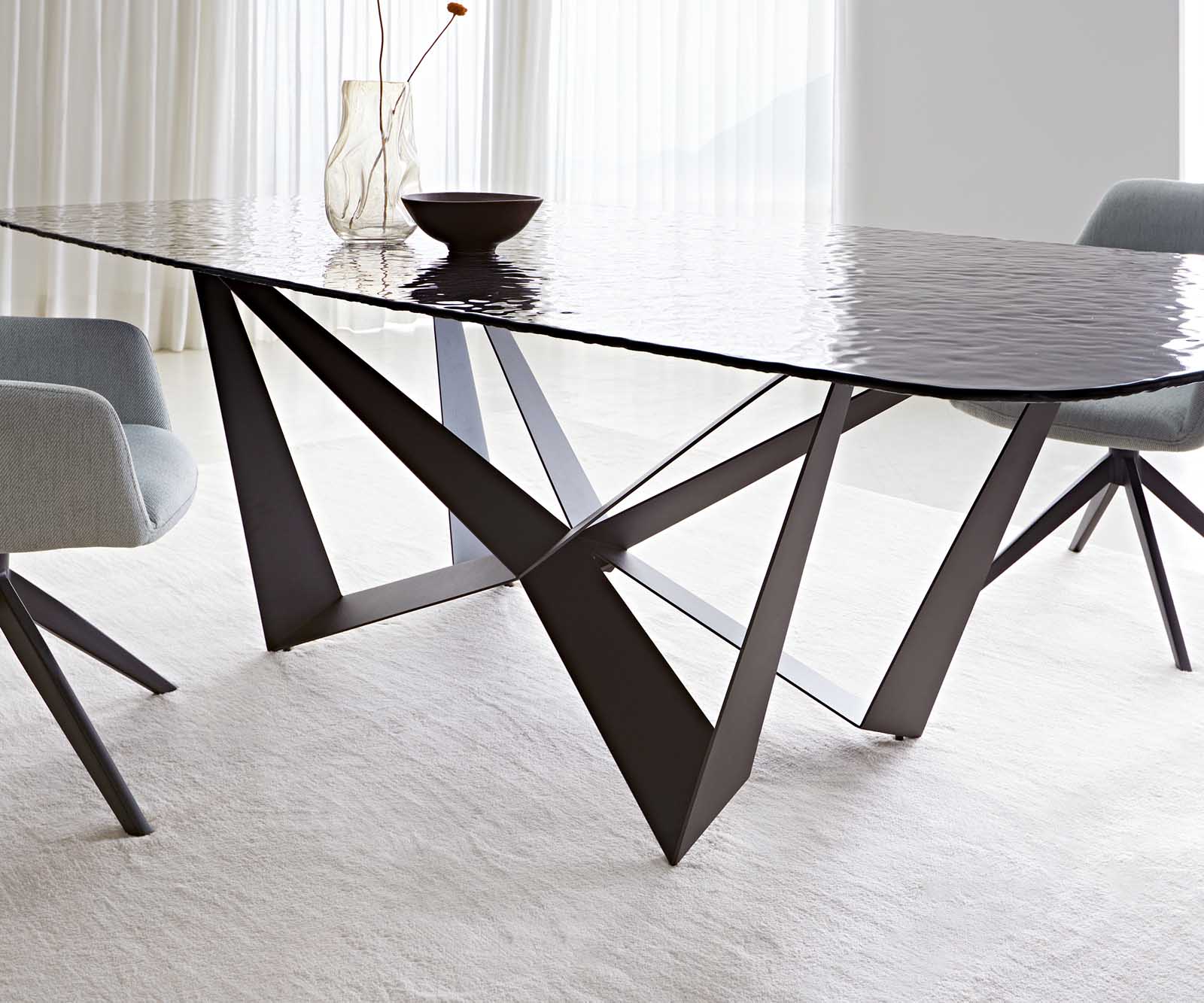 Table à manger Edge en forme de bateau 240x120 verre fondu noir fumé relief en 3D Spider acier plat noir 6