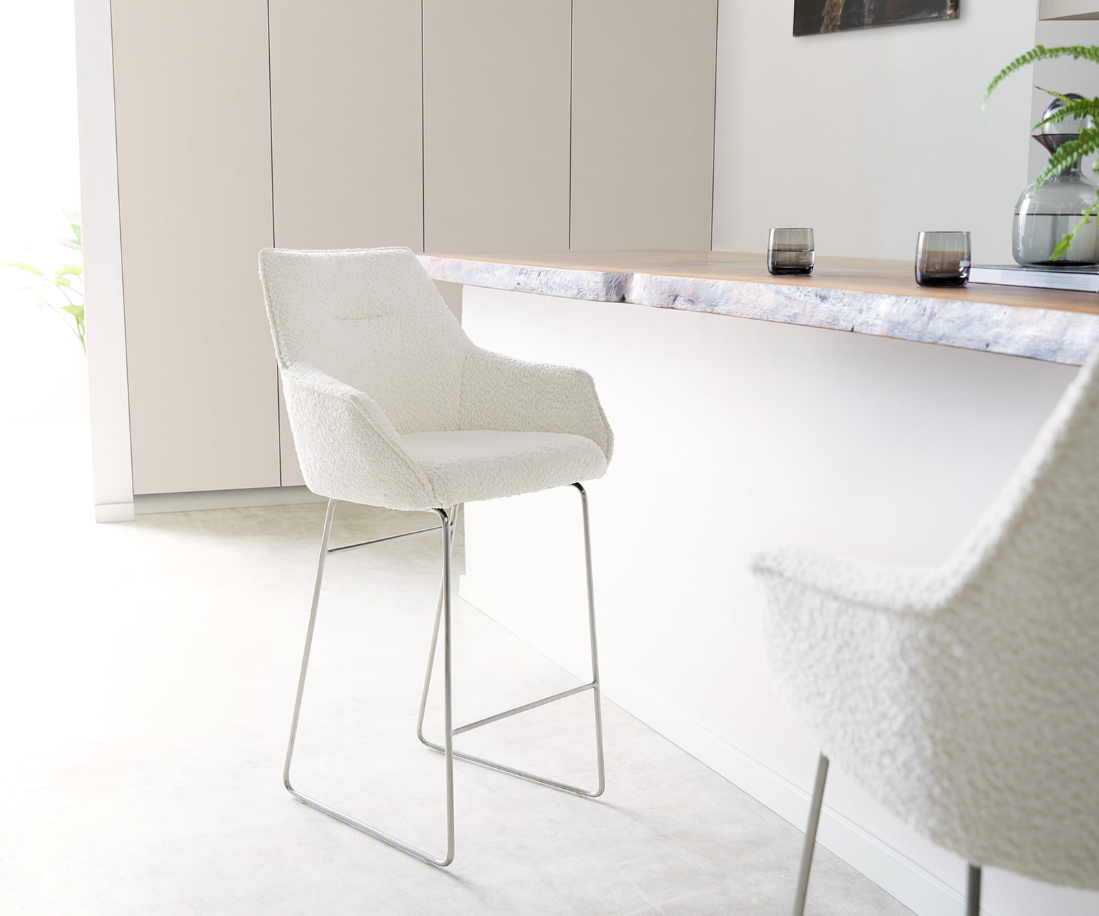 Chaise-de-bar Alja-Flex Bouclé Blanc Cadre à patins en acier inoxydable Ressorts ensachés 1