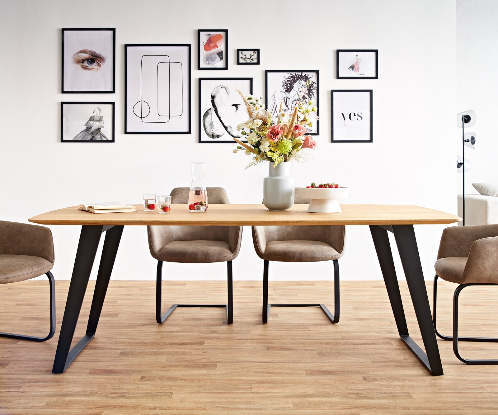 Table à manger Edge Boot 200x100x2,5-3 chêne nature métal inclinée noir bord suisse 4