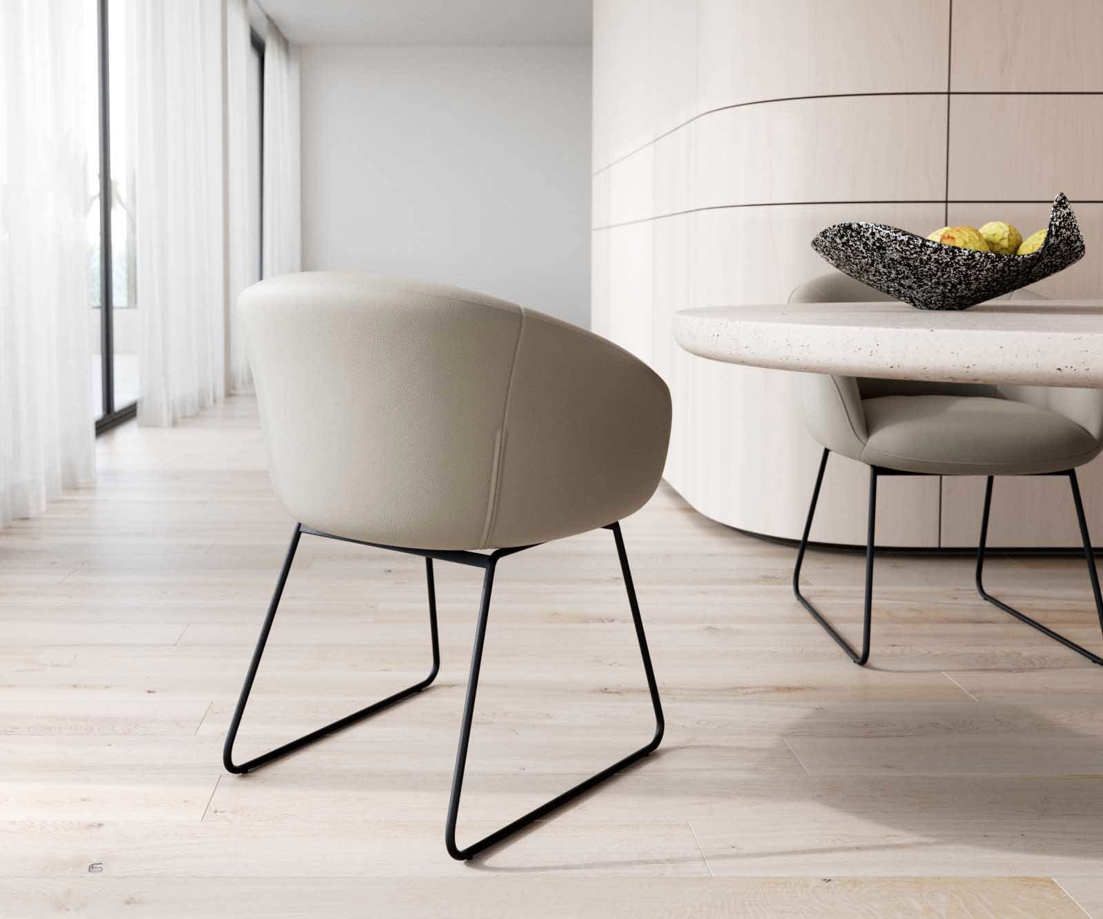 Chaise-de-salle-à-manger Vinka-Flex avec accoudoirs cuir de vache couleur boue pied trapèze noir ressorts ensachés 4 Chaise-de-salle-à-manger Vinka-Flex avec accoudoirs cuir de vache couleur boue pied trapèze noir ressorts ensachés 4