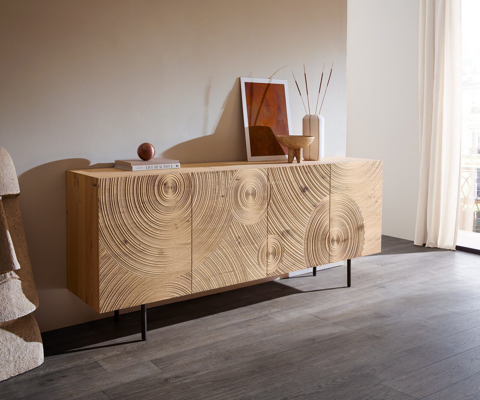 Buffet Ashara 200 cm chêne naturel effet 3D 4 portes pieds ronds métal noir 1