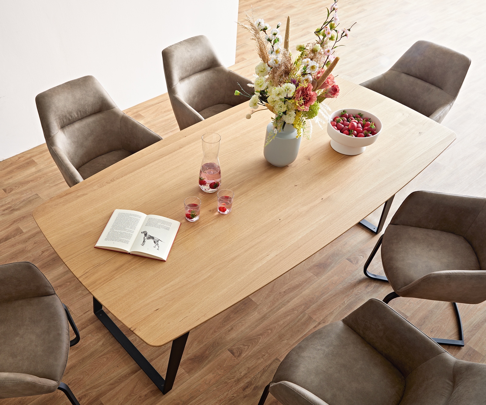 Table à manger Edge Boot 200x100x2,5-3 chêne nature métal inclinée noir bord suisse 2