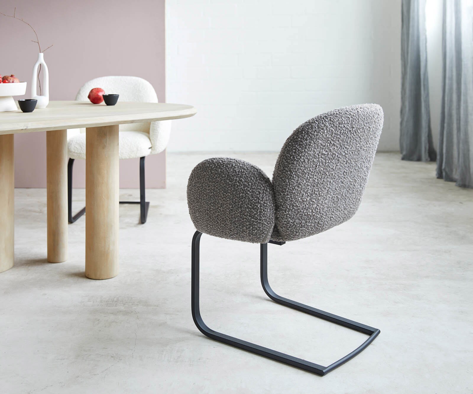 Cantilever Nube-Flex avec accoudoirs bouclé gris argenté pied cantilever plat noir ressorts ensachés 3 Cantilever Nube-Flex avec accoudoirs bouclé gris argenté pied cantilever plat noir ressorts ensachés 3