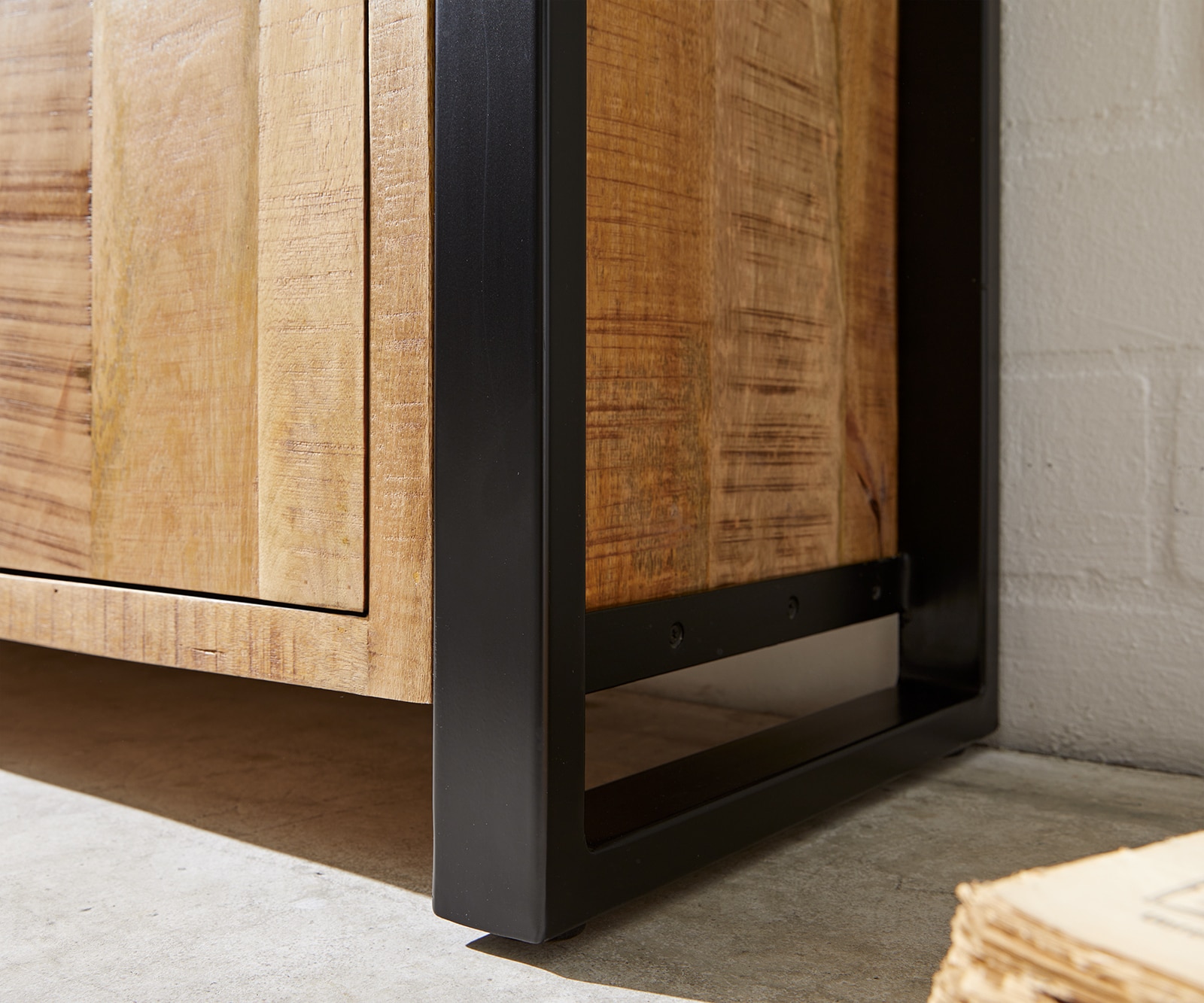 Bibliothèque Crompton 80x185cm Manguier Naturel Métal Noir 3 compartiments 2 portes 6