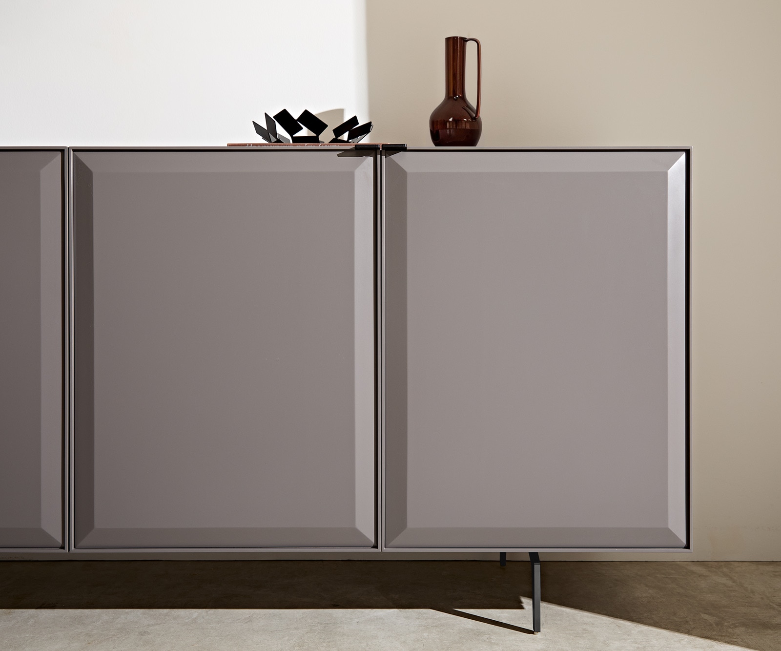 Buffet Marellia 200 cm Gris 4 portes Pied équerre métal noir 4 Buffet Marellia 200 cm Gris 4 portes Pied équerre métal noir 4