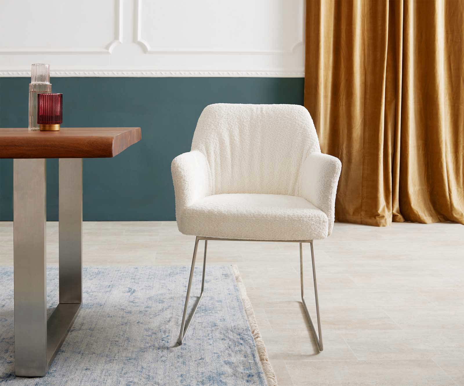 Chaise-de-salle-à-manger Xana-Flex avec accoudoirs bouclé blanc pied trapèze acier inoxydable brossé ressorts ensachés 1 Chaise-de-salle-à-manger Xana-Flex avec accoudoirs bouclé blanc pied trapèze acier inoxydable brossé ressorts ensachés 1