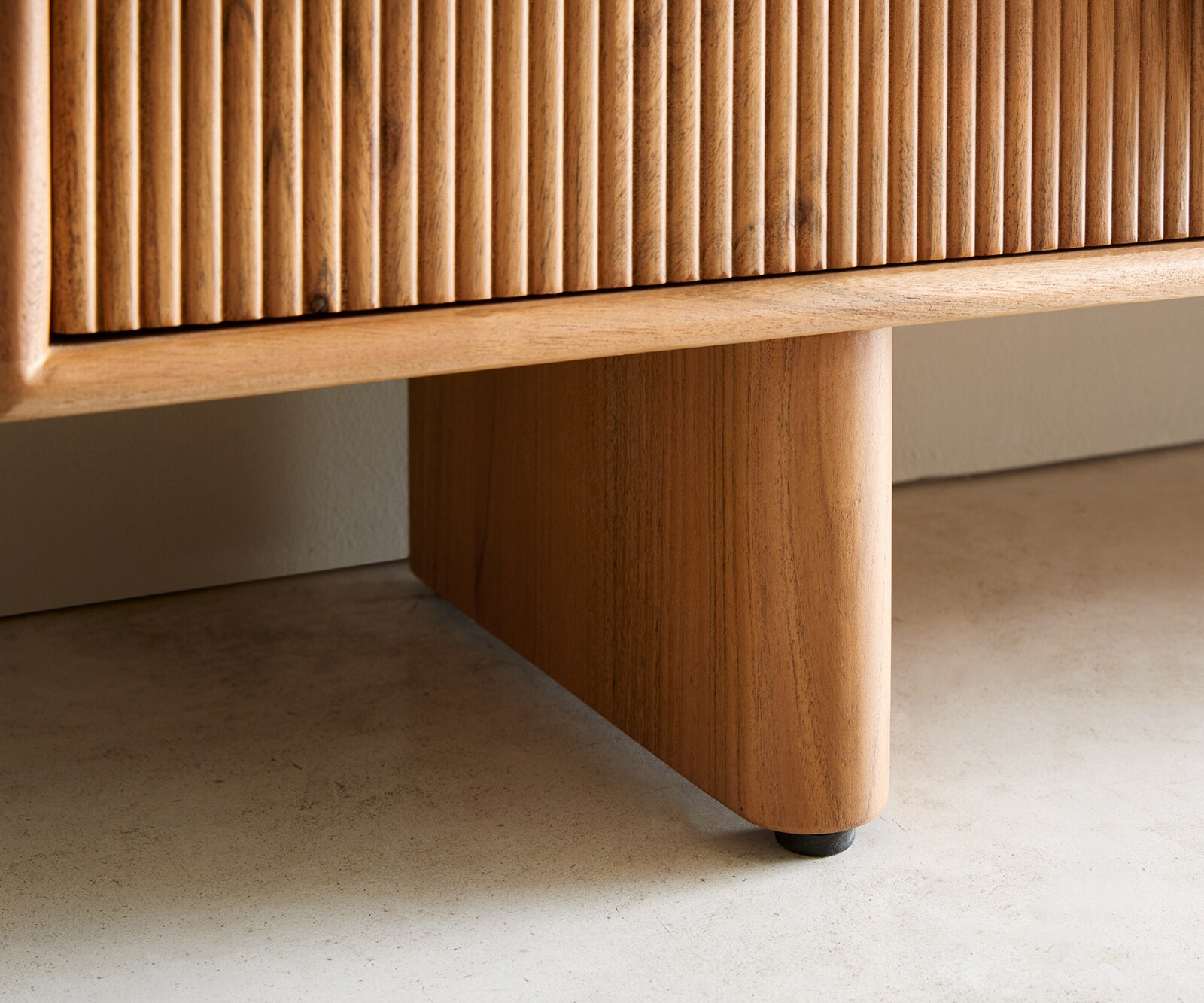 Meuble-TV Surimu 175 cm acacia brun clair 4 portes liège-poignée pieds en bois 8