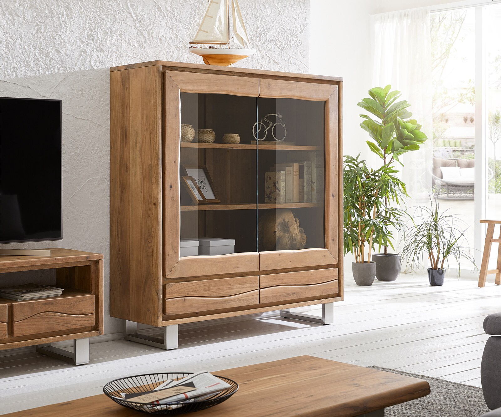 Highboard Live-Edge Glasvitrine Massivholz Edelstahl Füße 2