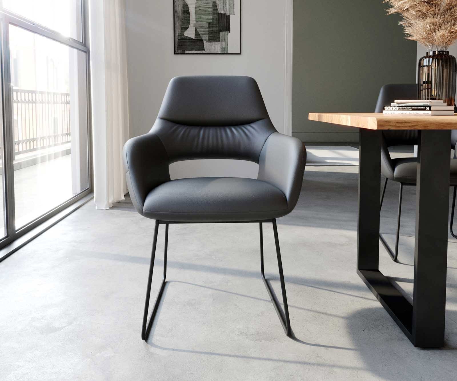 Chaise-de-salle-à-manger Yago-Flex avec accoudoirs cuir de vache noir pied trapèze noir ressorts ensachés 1 Chaise-de-salle-à-manger Yago-Flex avec accoudoirs cuir de vache noir pied trapèze noir ressorts ensachés 1