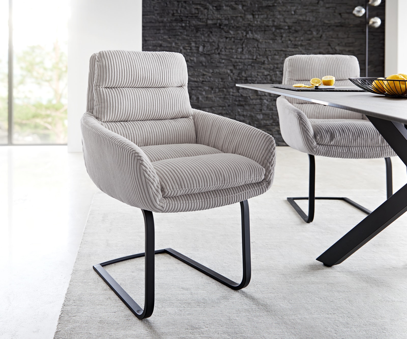 Cantilever Abelia-Flex avec accoudoirs côtelé gris argenté pied cantilever plat noir Cantilever Abelia-Flex avec accoudoirs côtelé gris argenté pied cantilever plat noir