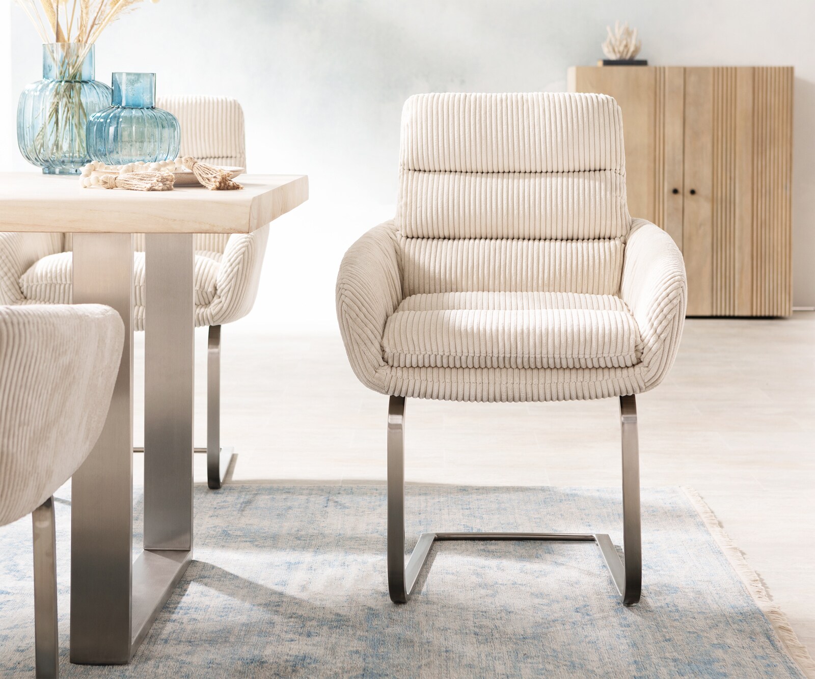 Cantilever Abelia-Flex avec accoudoirs côtelé beige vintage pied cantilever plat acier inoxydable brossé 1 Cantilever Abelia-Flex avec accoudoirs côtelé beige vintage pied cantilever plat acier inoxydable brossé 1