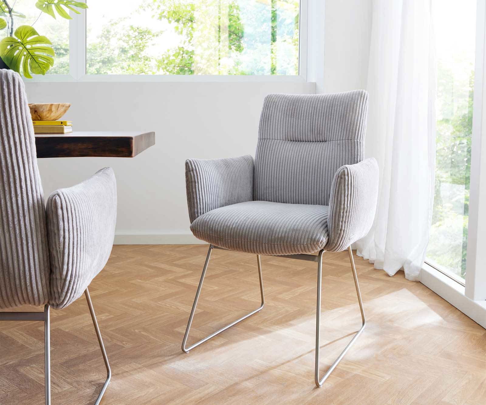 Chaise-de-salle-à-manger Jova-Flex avec accoudoirs côtelé gris argenté pied trapèze acier inoxydable brossé ressorts ensachés Chaise-de-salle-à-manger Jova-Flex avec accoudoirs côtelé gris argenté pied trapèze acier inoxydable brossé ressorts ensachés
