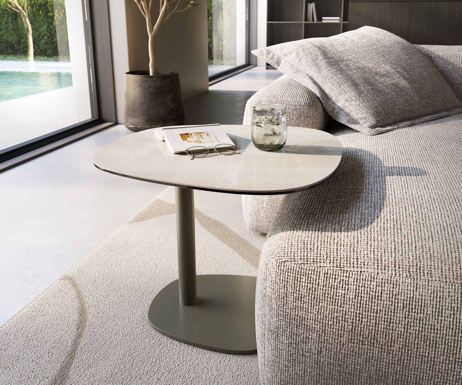 table d’appoint Edge forme bateau 60x60 cm céramique Onyx Champagne Eleny métal finition effet titane 1