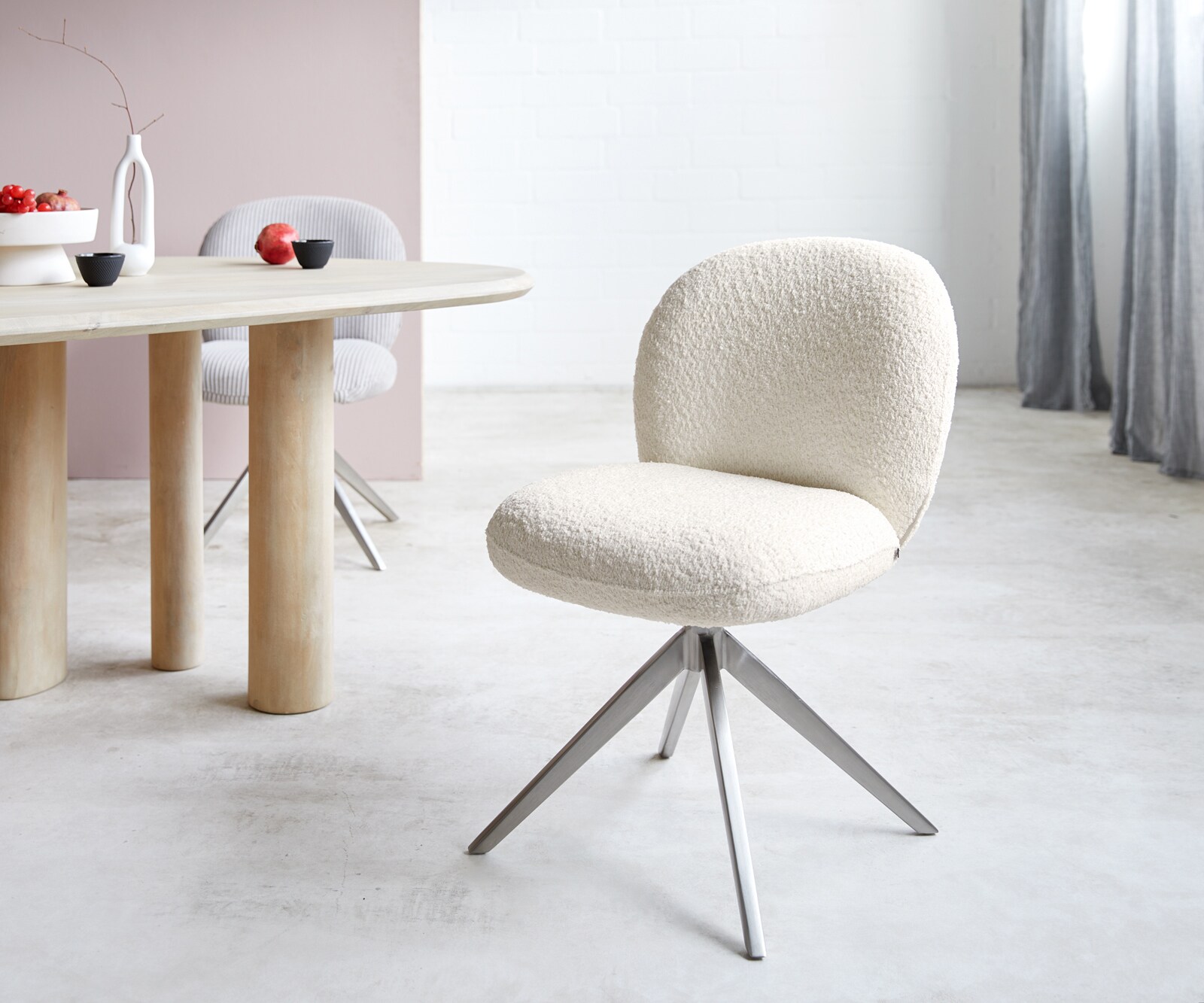 Chaise-pivotante Nube-Flex bouclé blanc pied croisé large acier inoxydable brossé pivotement sur 360° ressorts ensachés