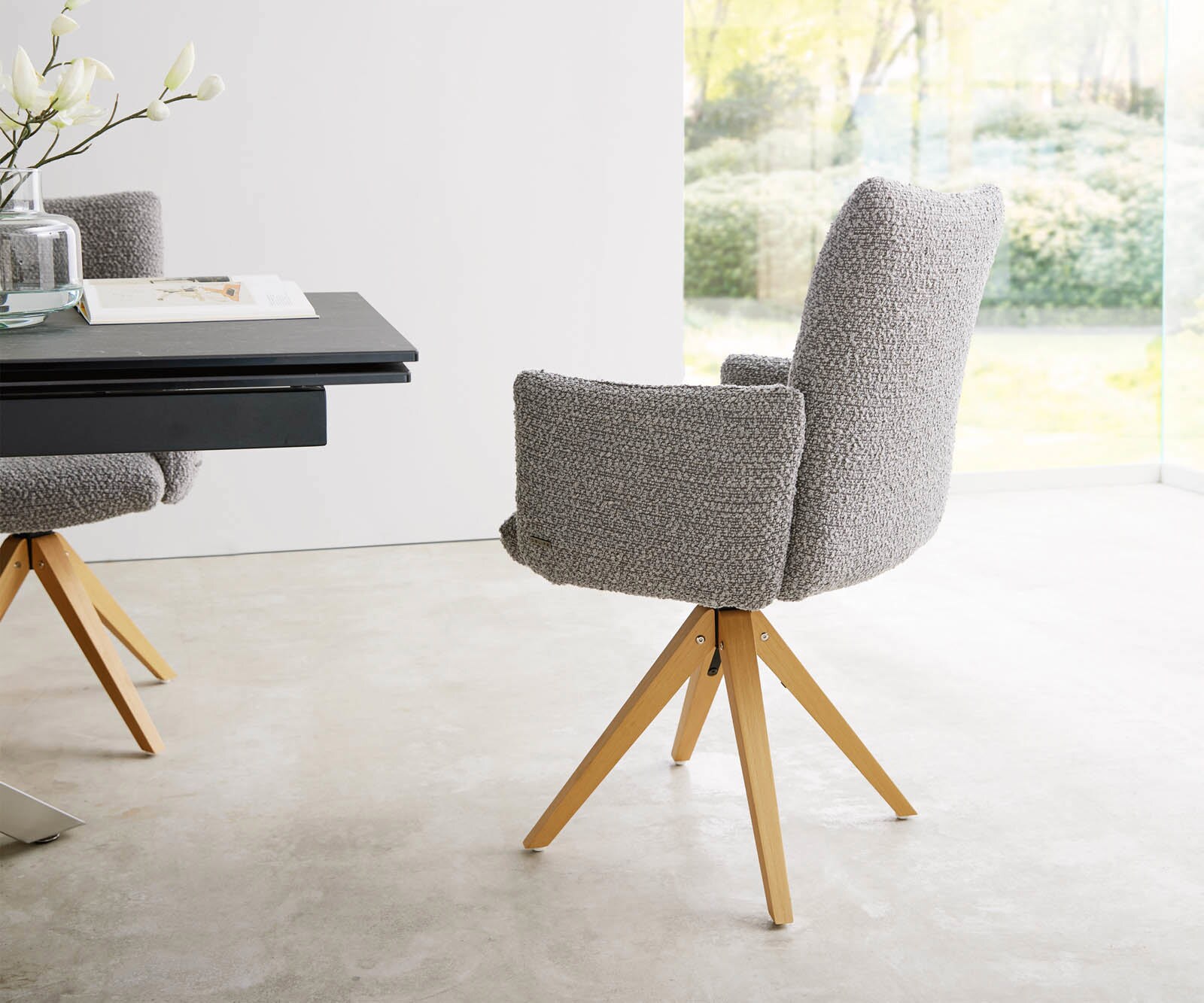 Chaise-pivotante Jova-Flex avec accoudoirs bouclé gris argenté pied en bois angulaire naturel pivotement sur 180° ressorts ensachés 4 Chaise-pivotante Jova-Flex avec accoudoirs bouclé gris argenté pied en bois angulaire naturel pivotement sur 180° ressorts ensachés 4