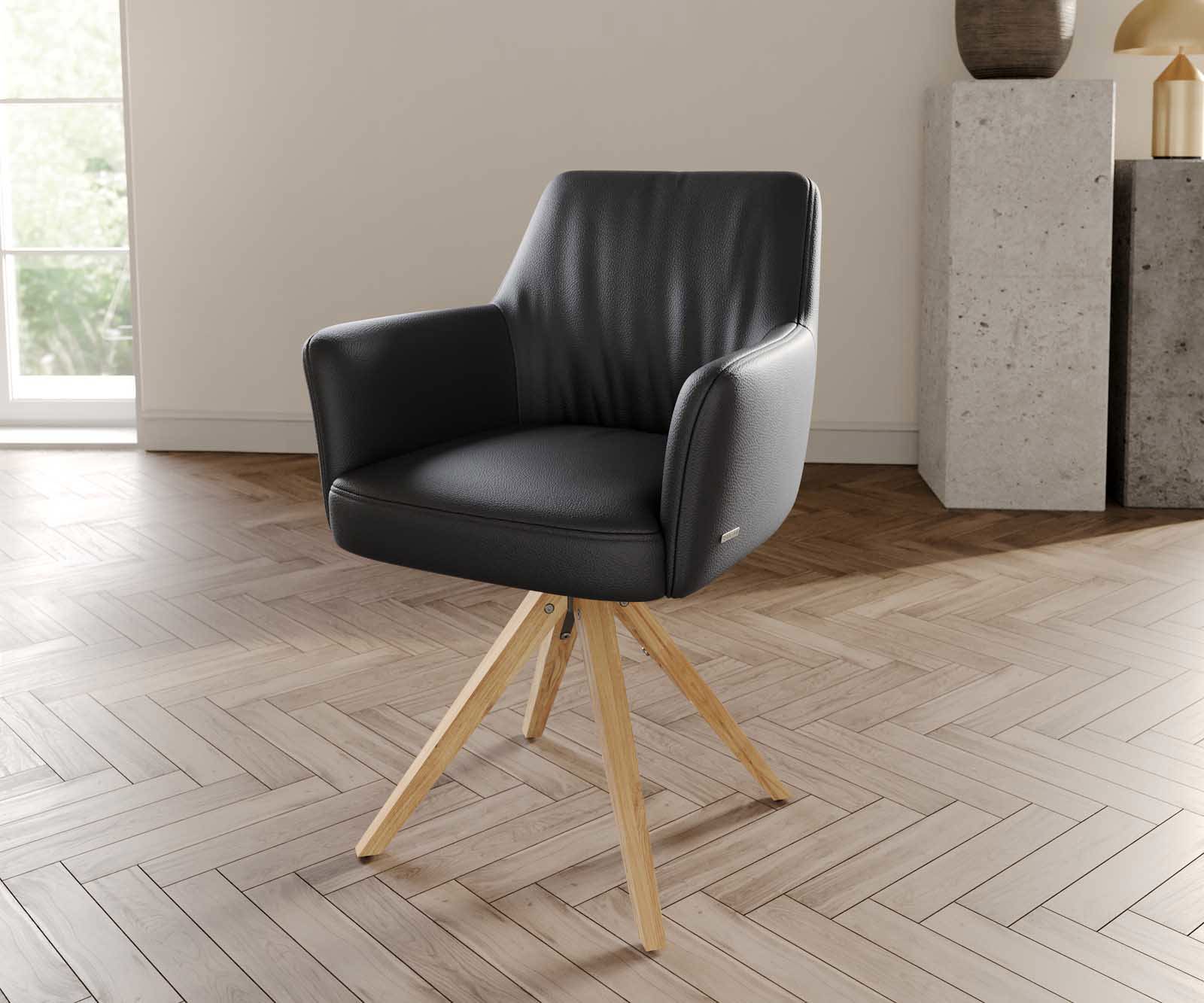 Chaise-pivotante Xana-Flex avec accoudoirs cuir de vache noir pied en bois angulaire naturel pivotement sur 180° ressorts ensachés