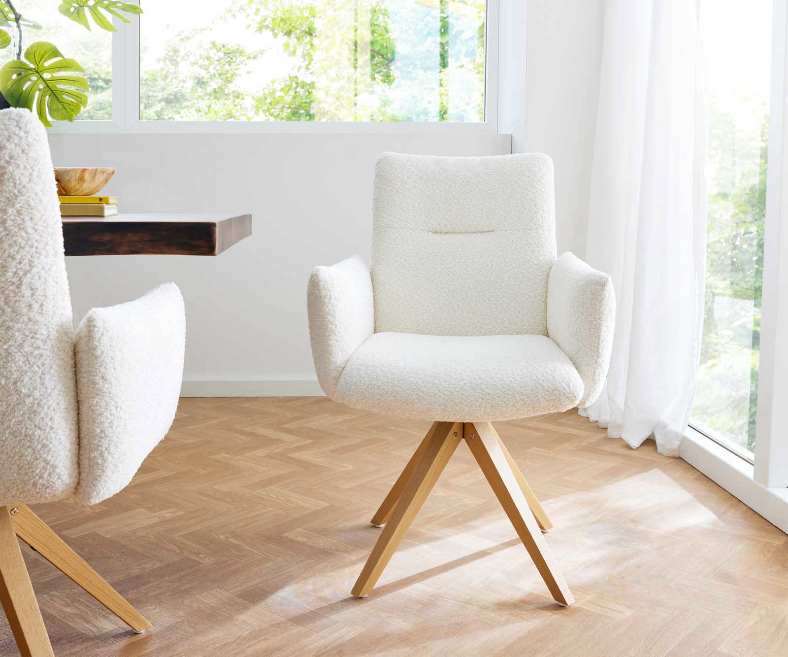 Chaise-pivotante Jova-Flex avec accoudoirs bouclé blanc pied en bois angulaire naturel pivotement sur 180° ressorts ensachés 1 Chaise-pivotante Jova-Flex avec accoudoirs bouclé blanc pied en bois angulaire naturel pivotement sur 180° ressorts ensachés 1