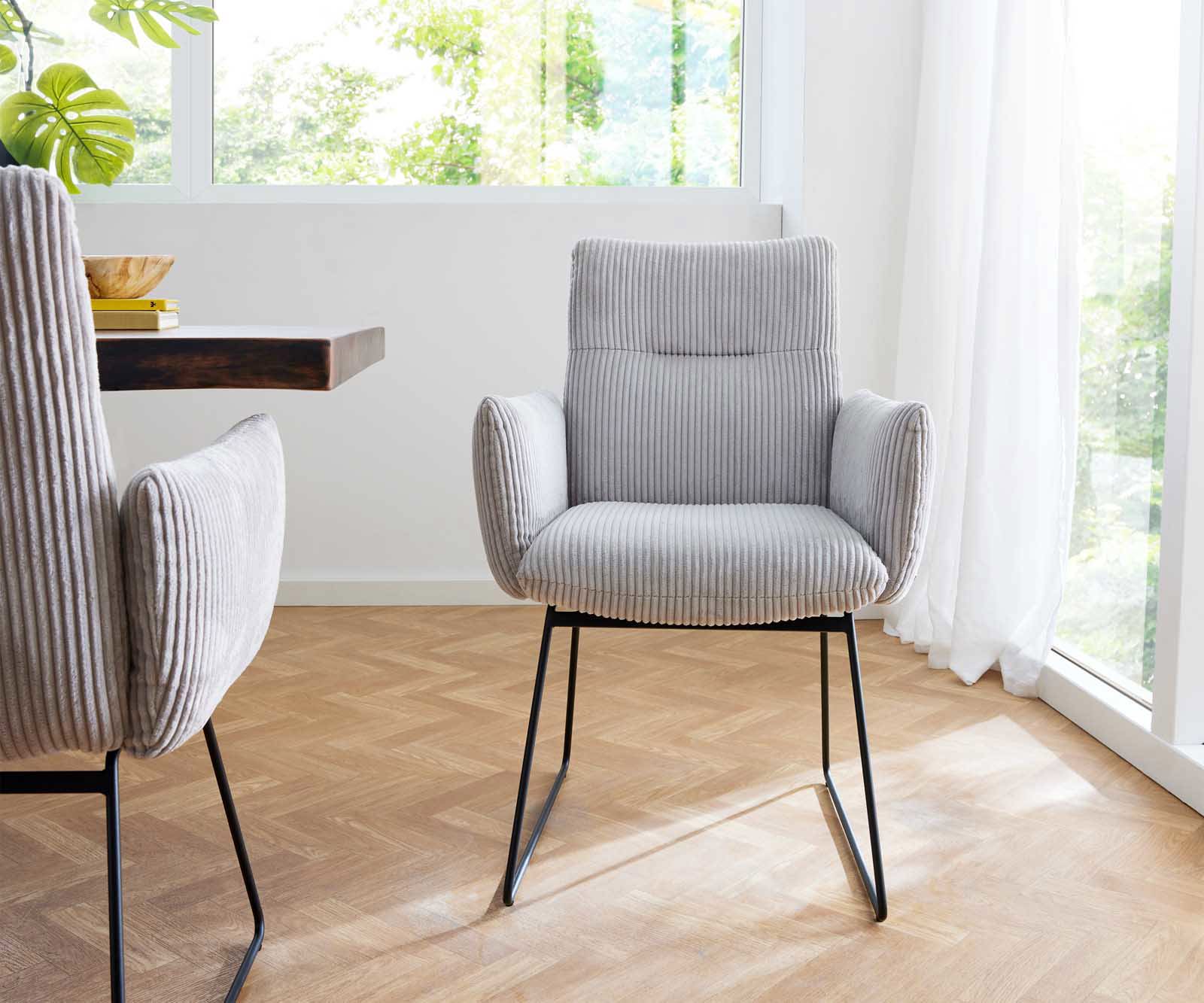 Chaise-de-salle-à-manger Jova-Flex avec accoudoirs côtelé gris argenté pied trapèze noir ressorts ensachés 1 Chaise-de-salle-à-manger Jova-Flex avec accoudoirs côtelé gris argenté pied trapèze noir ressorts ensachés 1