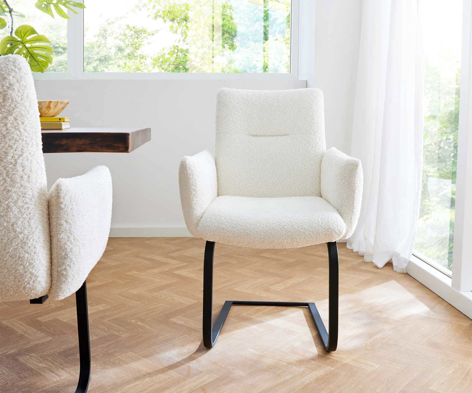 Cantilever Jova-Flex avec accoudoirs bouclé blanc pied cantilever plat noir ressorts ensachés 1 Cantilever Jova-Flex avec accoudoirs bouclé blanc pied cantilever plat noir ressorts ensachés 1