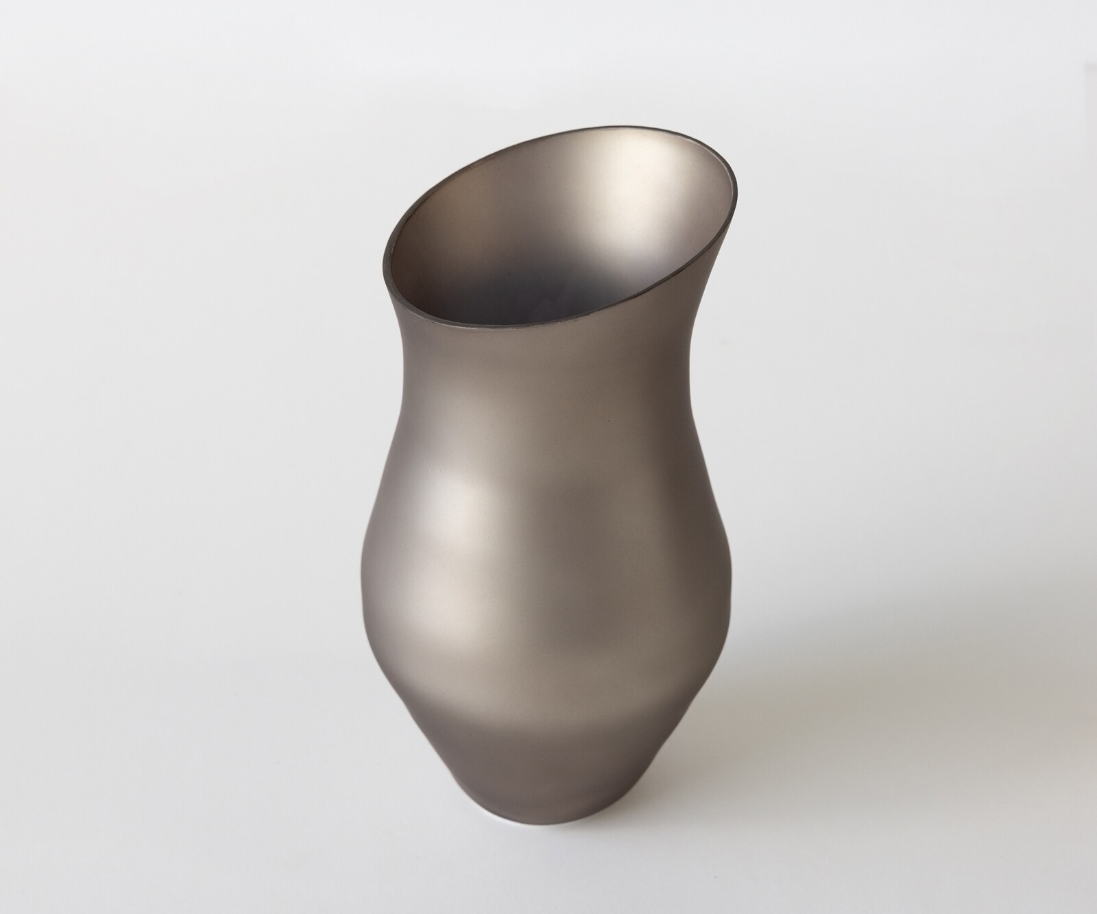 Vase Curvia l18 x P11 x H41 cm Verre Opal Soufflé à la bouche 1