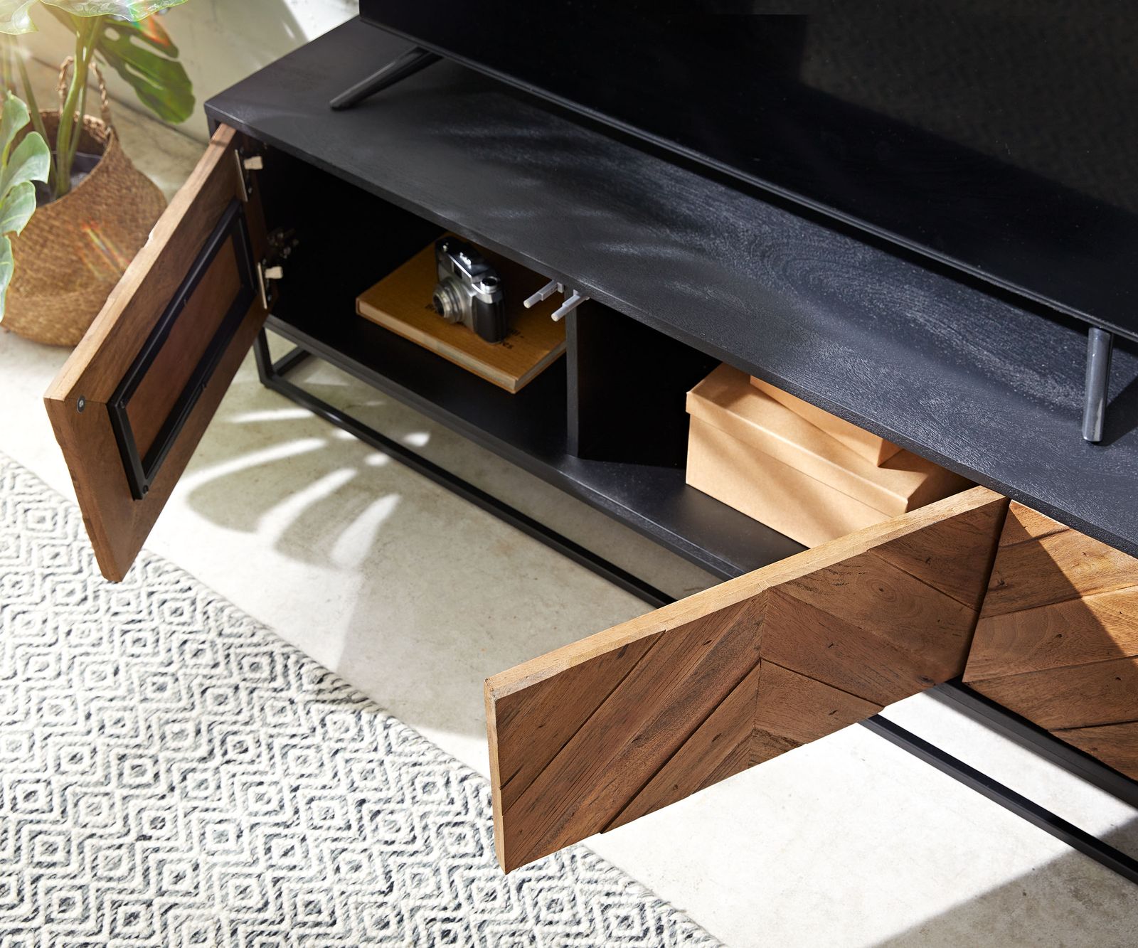 Meuble-TV Famke 145 cm manguier teck 3 portes 4