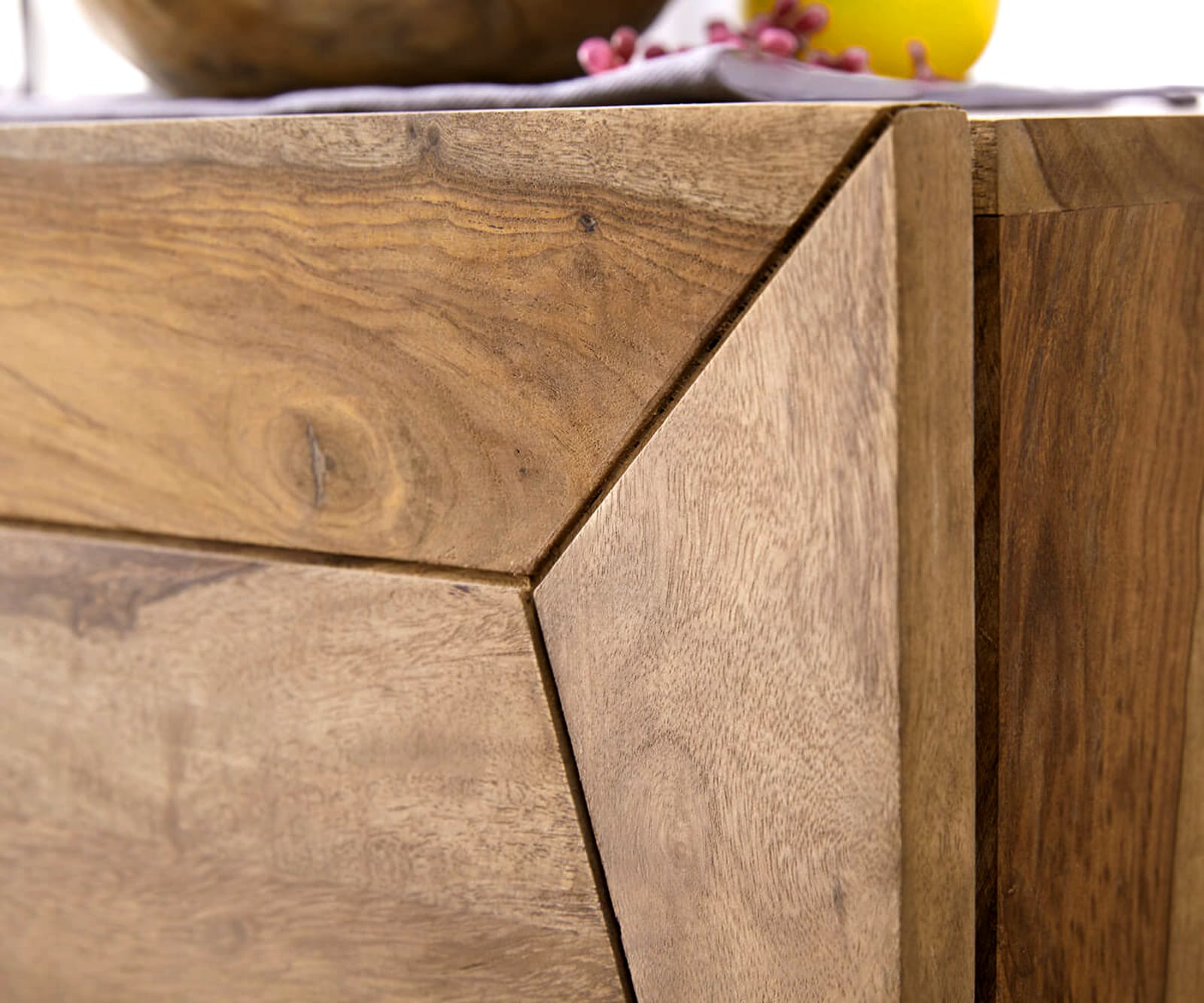 Meuble-TV Wyatt 175 cm sheesham nature 2 portes 1 abattant design 1 Meuble-TV Wyatt 175 cm sheesham nature 2 portes 1 abattant design 1