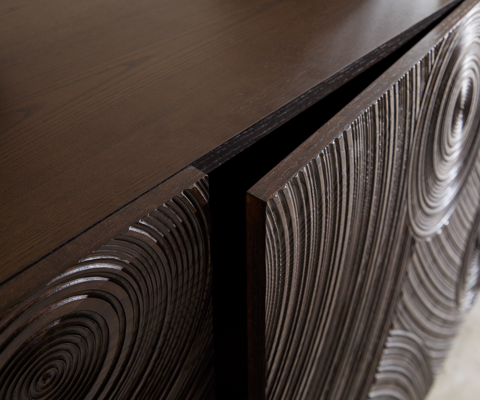 Buffet Ashara 200 cm Frêne brun foncé Effet 3D 4 portes Pieds suspendus Verre acrylique 5