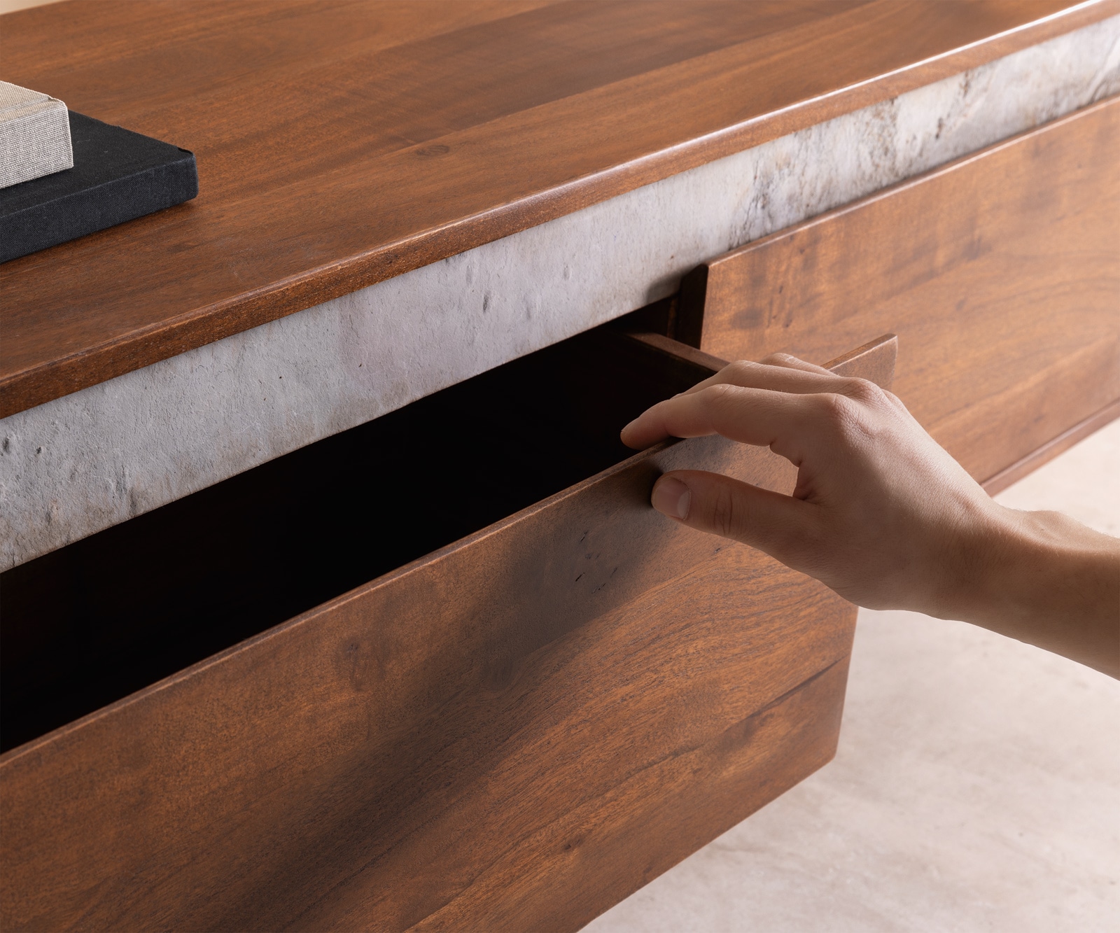 Meuble-TV Stonegrace 200 cm acacia marron ardoise 4 tiroirs pied en V noir 5