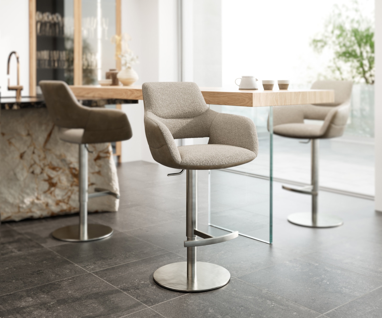 Chaise-de-bar Yago-Flex mélange de matériaux microfibre boue / bouclé boue pied pivotant hauteur réglable inoxydable pivotant ressorts ensachés Chaise-de-bar Yago-Flex mélange de matériaux microfibre boue / bouclé boue pied pivotant hauteur réglable inoxydable pivotant ressorts ensachés