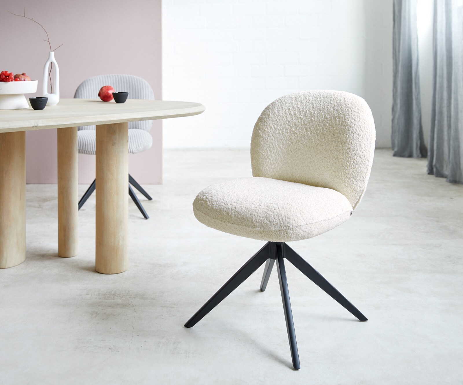 Chaise-pivotante Nube-Flex bouclé blanc pied croisé large noir pivotement sur 360° ressorts ensachés