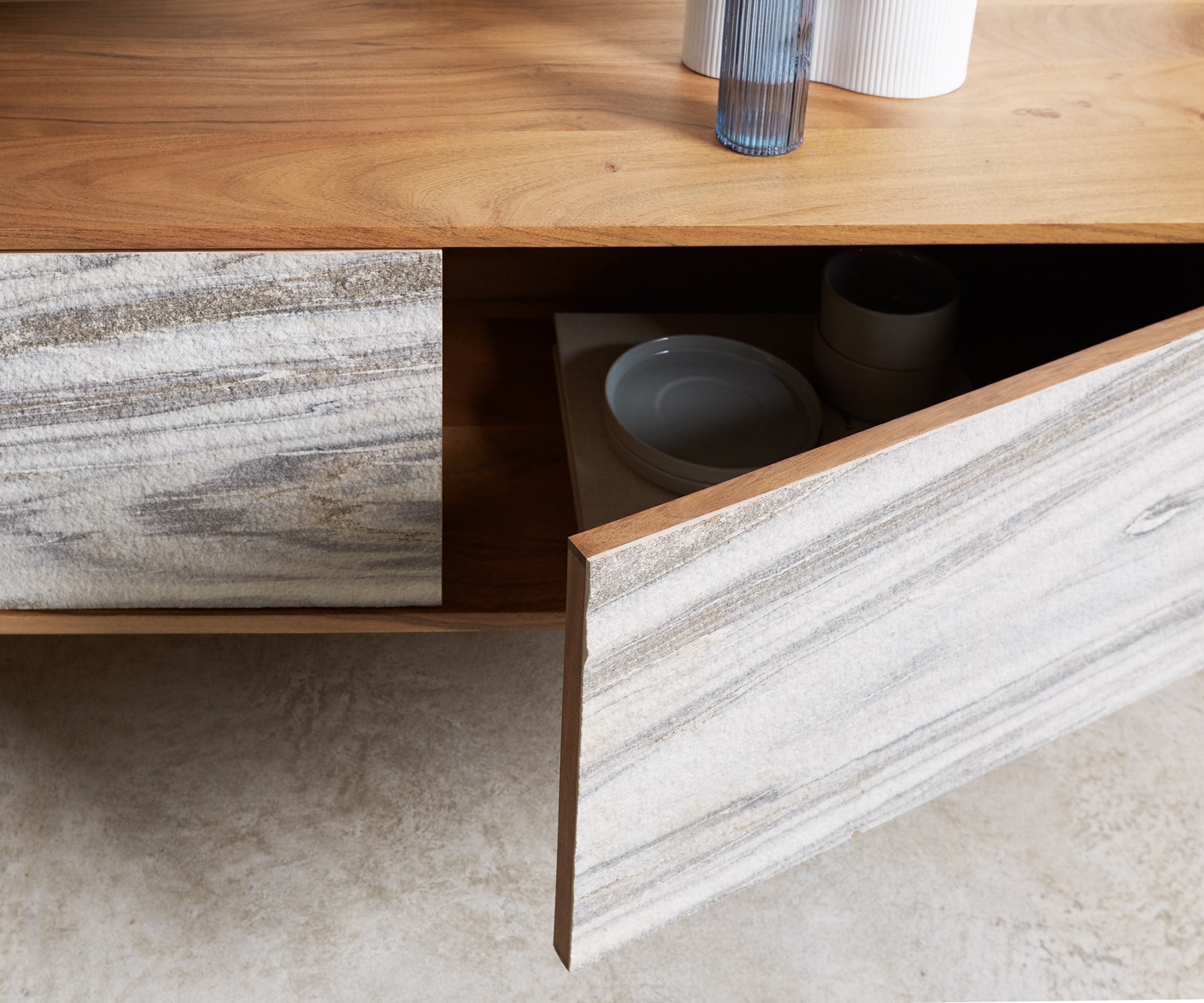 Meuble TV Kleo 200 cm acacia naturel 4 portes pieds en V inox 5