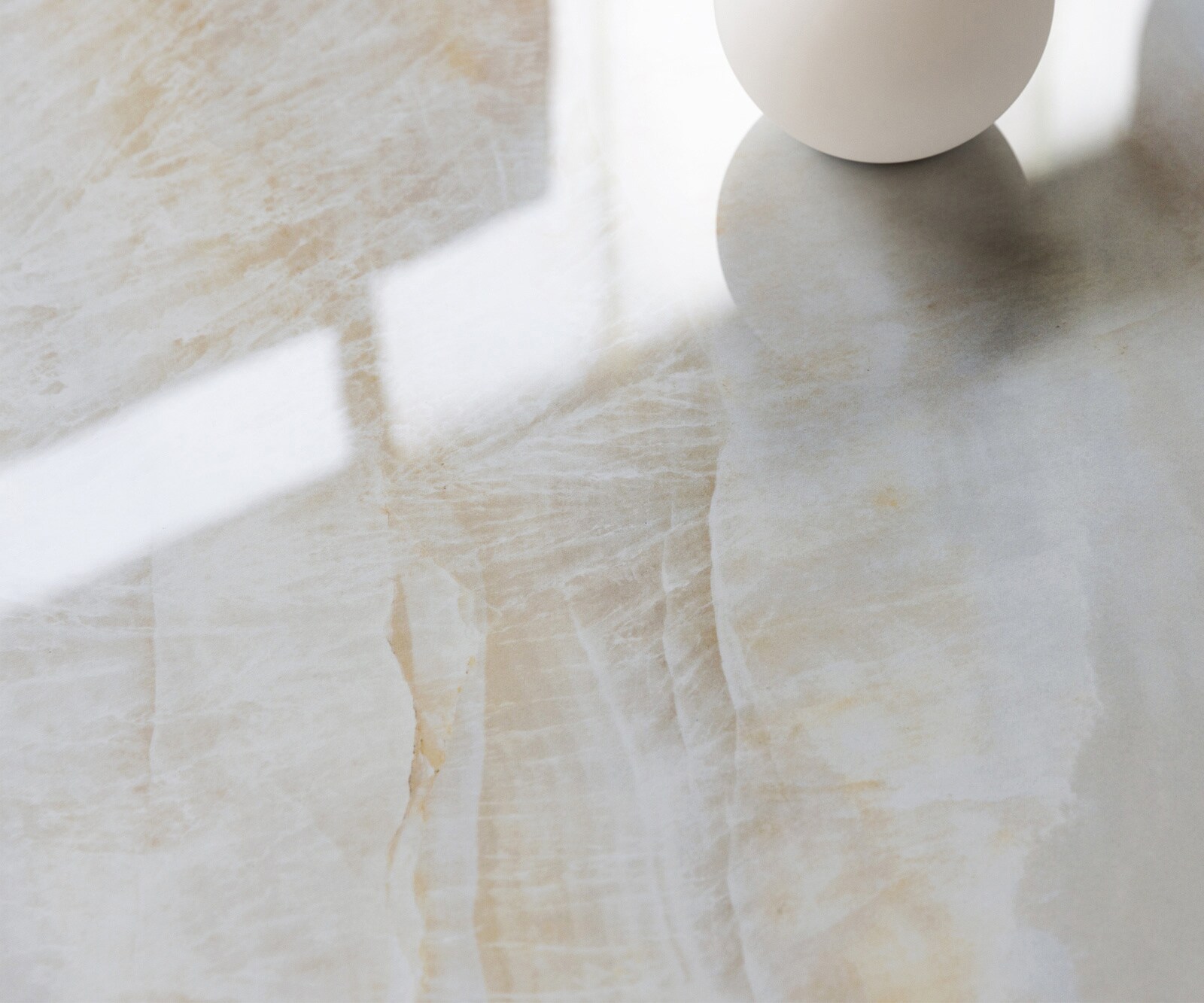 Table à manger Edge 300x100 cm céramique Onyx Pearl piètement incliné métal blanc 5