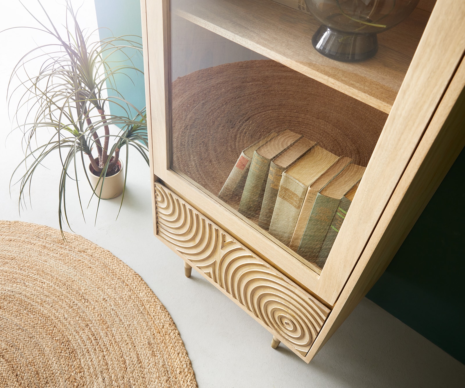 Vitrine Budaya 60x165 cm manguier naturel 2 tiroirs Pieds coniques 4 Vitrine Budaya 60x165 cm manguier naturel 2 tiroirs Pieds coniques 4